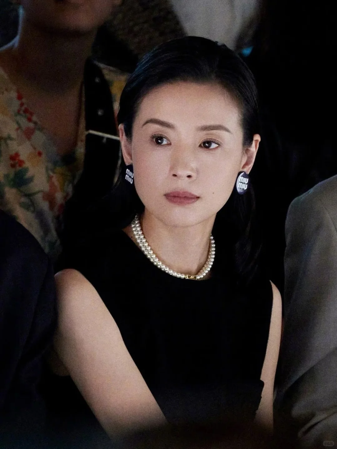 戴珍珠项链的女人