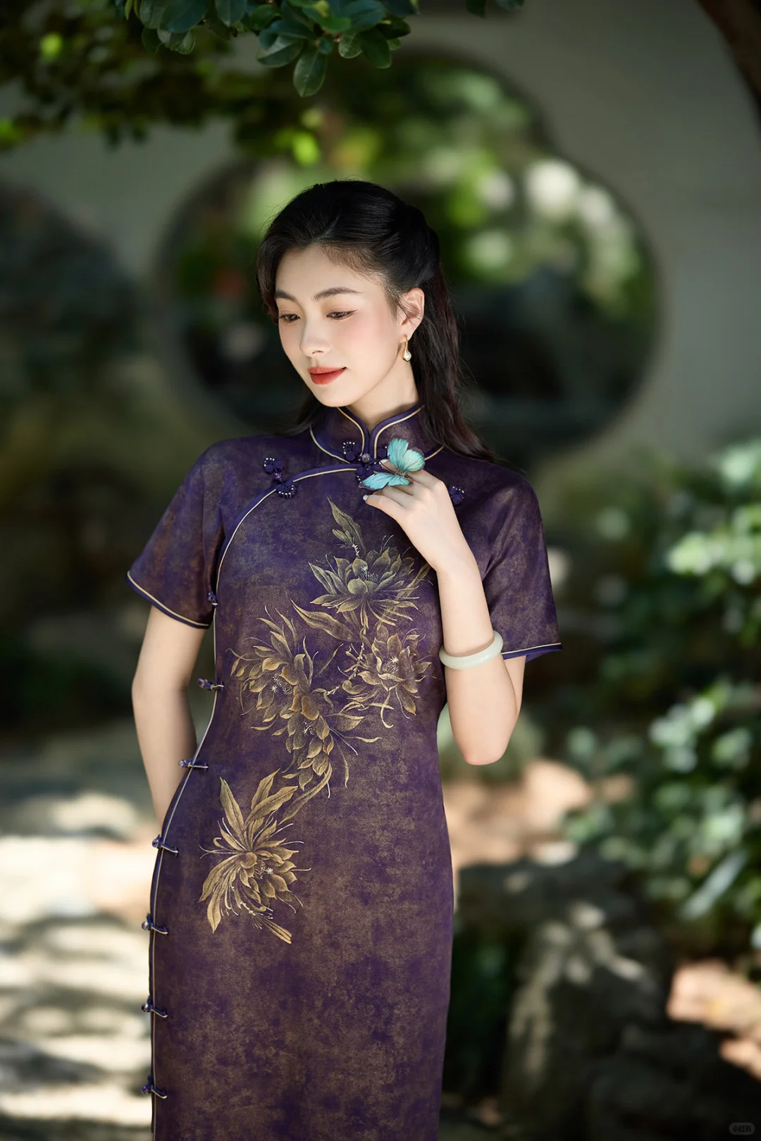 顾盼遗光彩，长啸气若兰