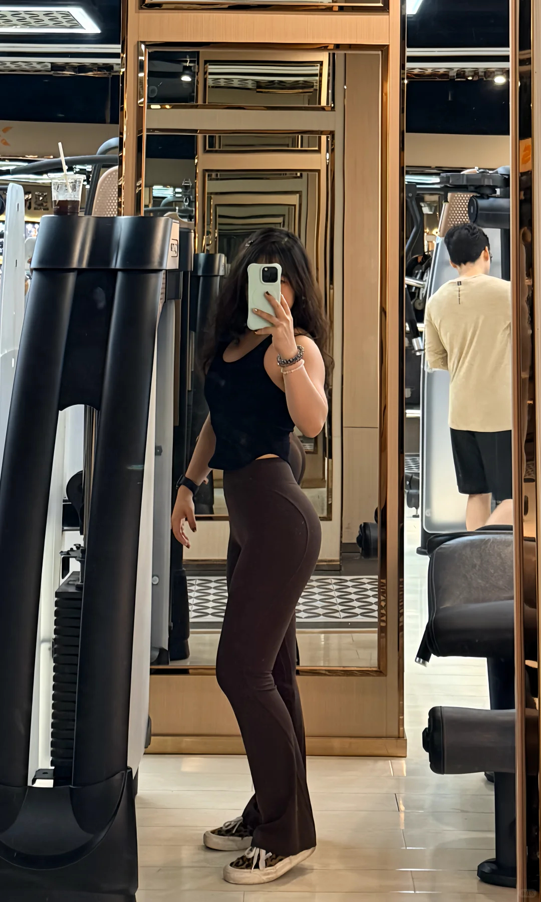 举铁手抖？装的，显柔弱