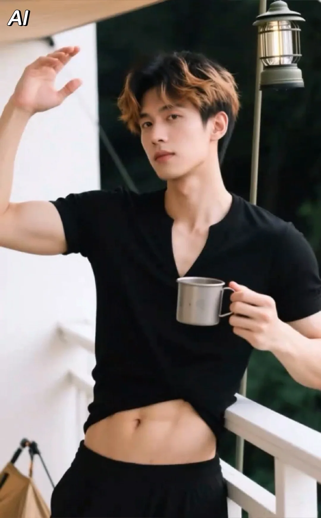 简约装束仍抢眼，露出小蛮腰的男生也性感