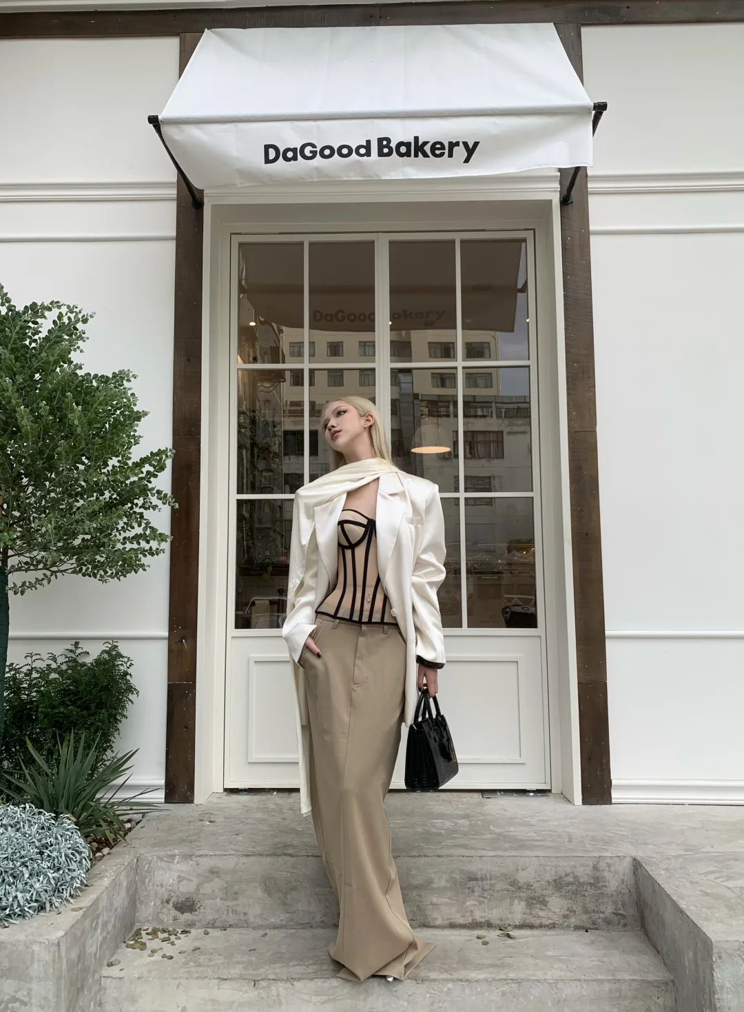 穿搭灵感｜金发和裸色胸衣的适配度