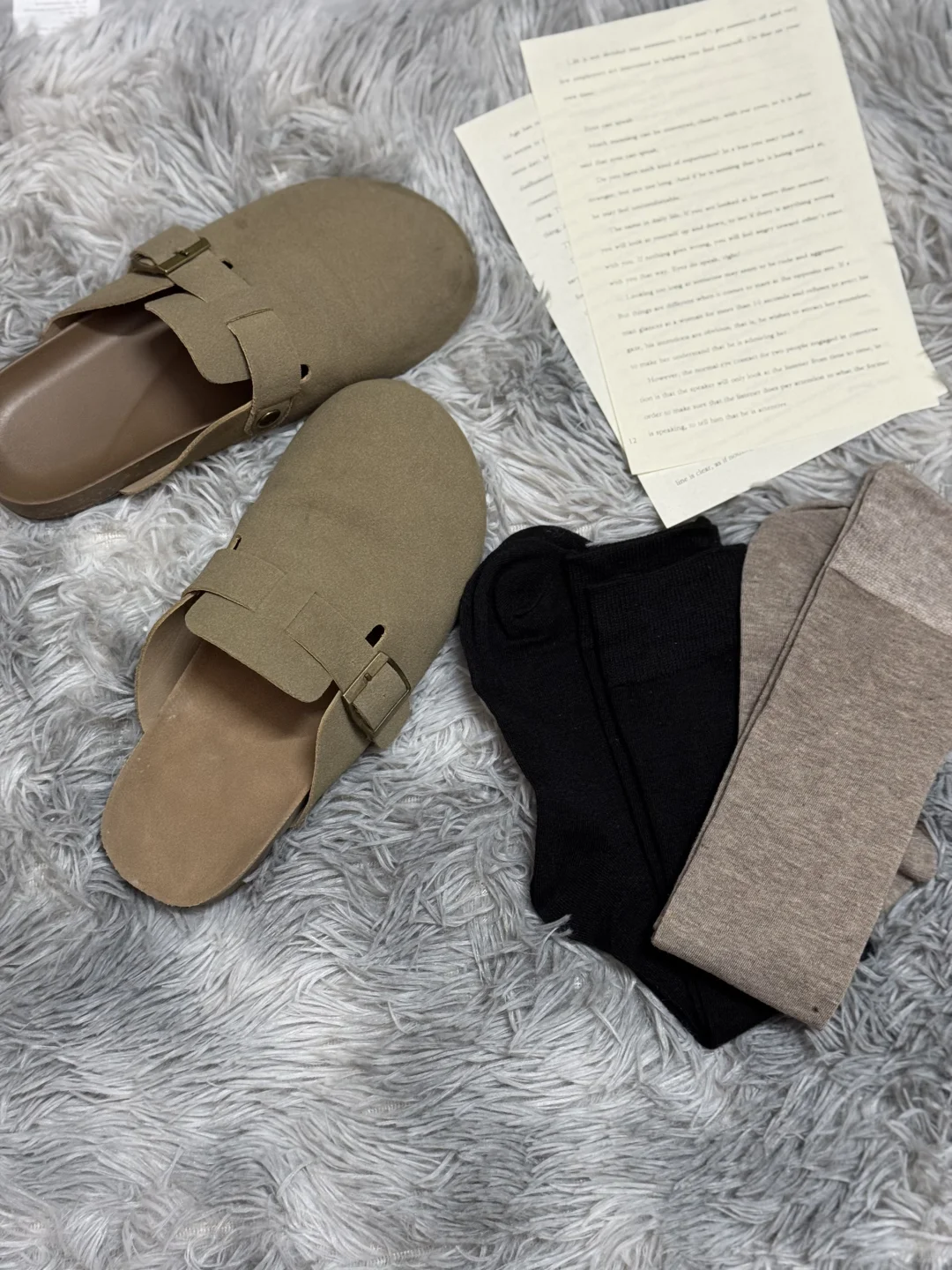 把一双简约高级感女袜穿在脚上