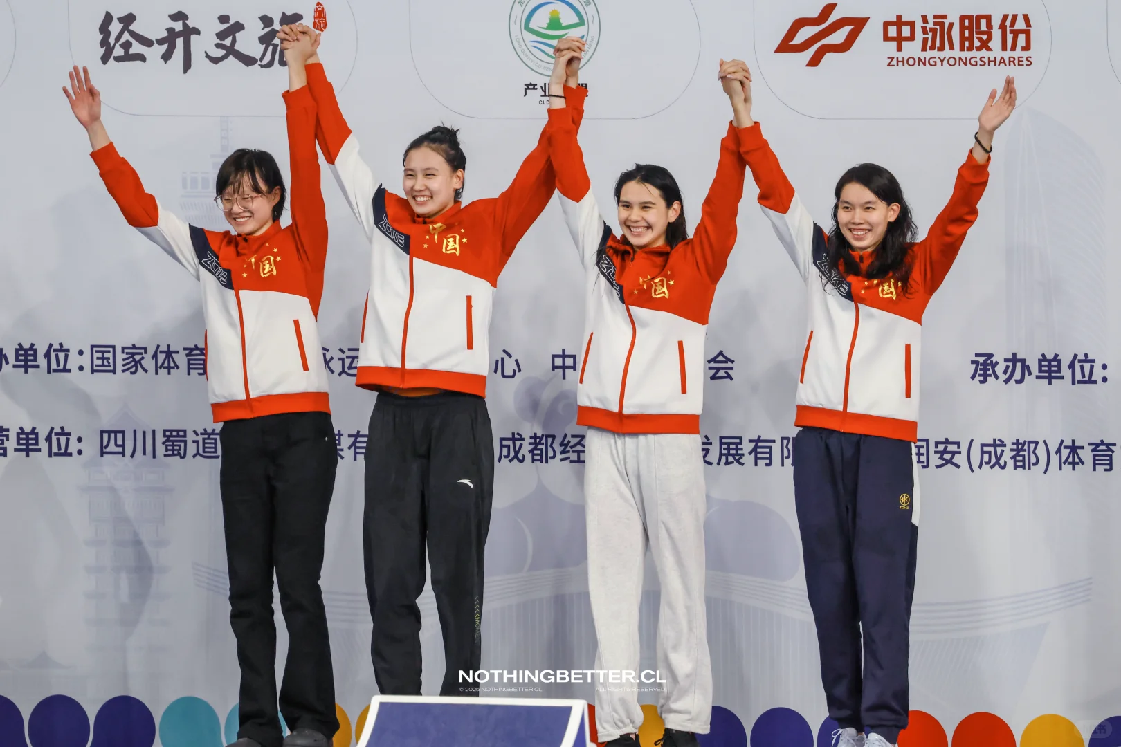 女百自接｜看 她们在笑