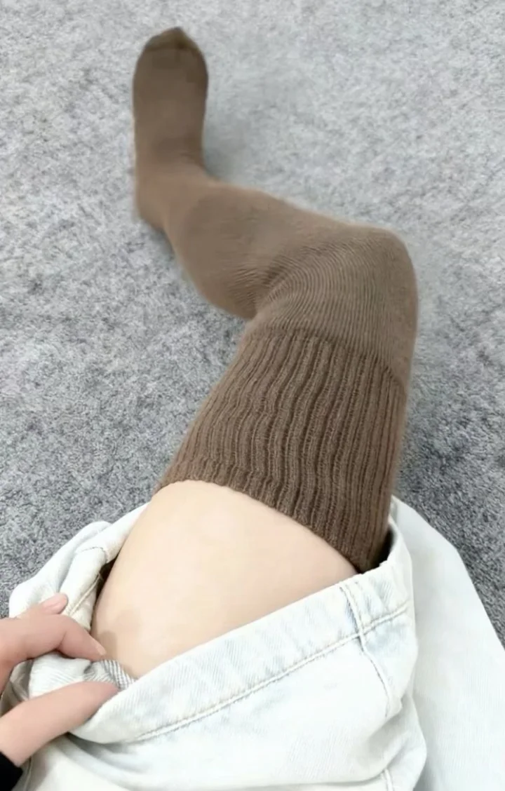 老了，不想穿秋裤就穿过膝袜