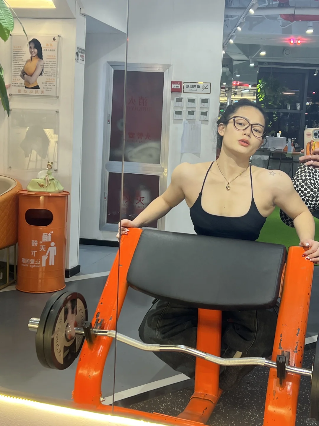 不好意思 不仅人长得爽 肩也看着爽爽的