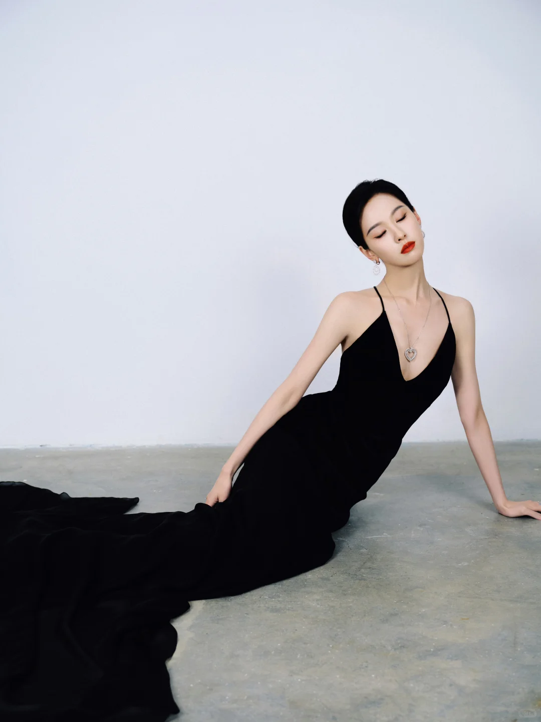 陈都灵今晚第二套造型，优雅黑天鹅即视感