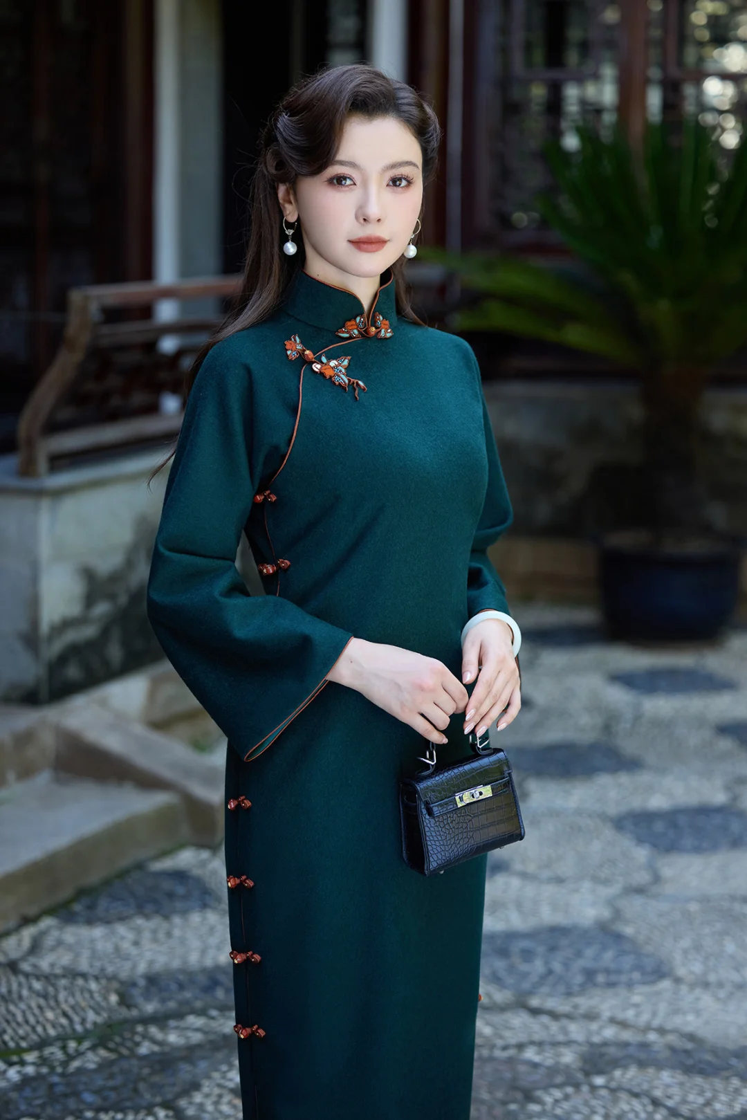 远山眉黛长，细柳腰枝袅