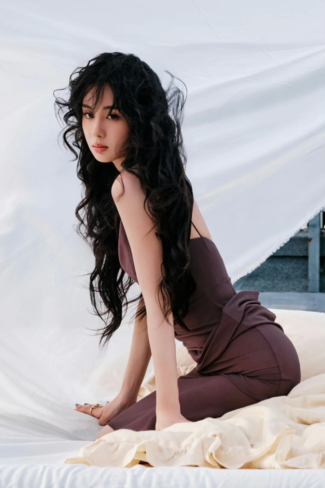 郑合惠子，卷发咖啡色吊带裙，魅力满载