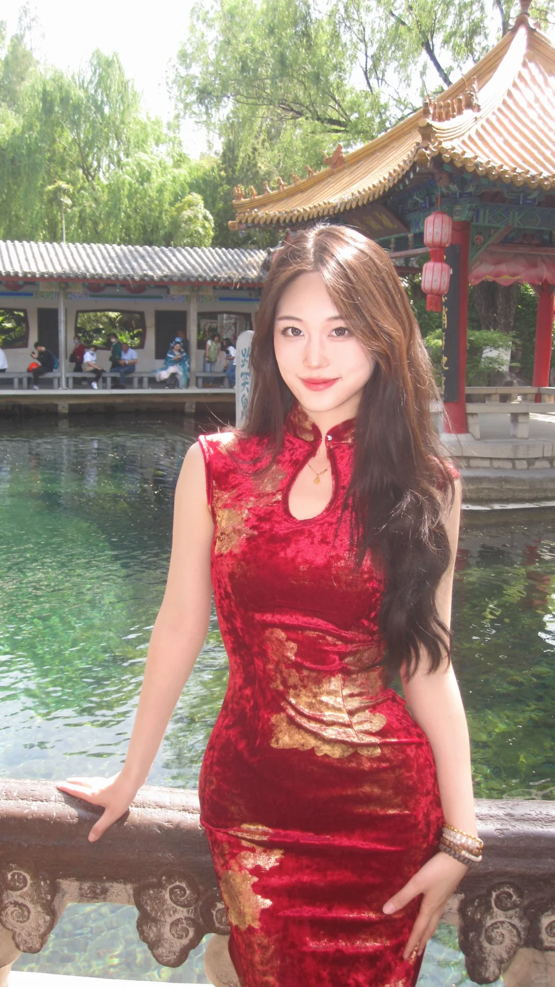 “旗袍与趵突泉”