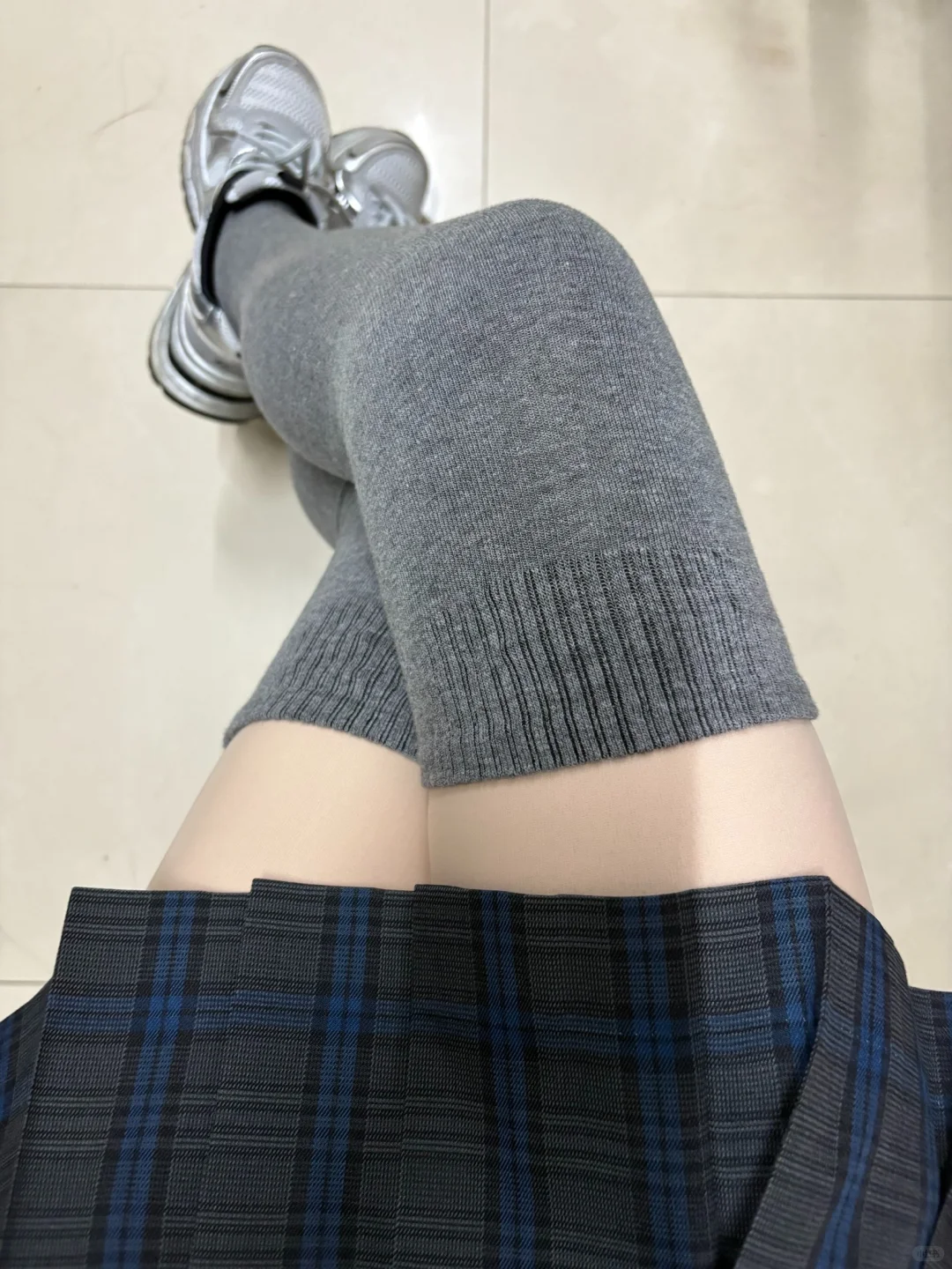 一整天都乖乖呆在膝盖上的过膝袜谁能不爱啊