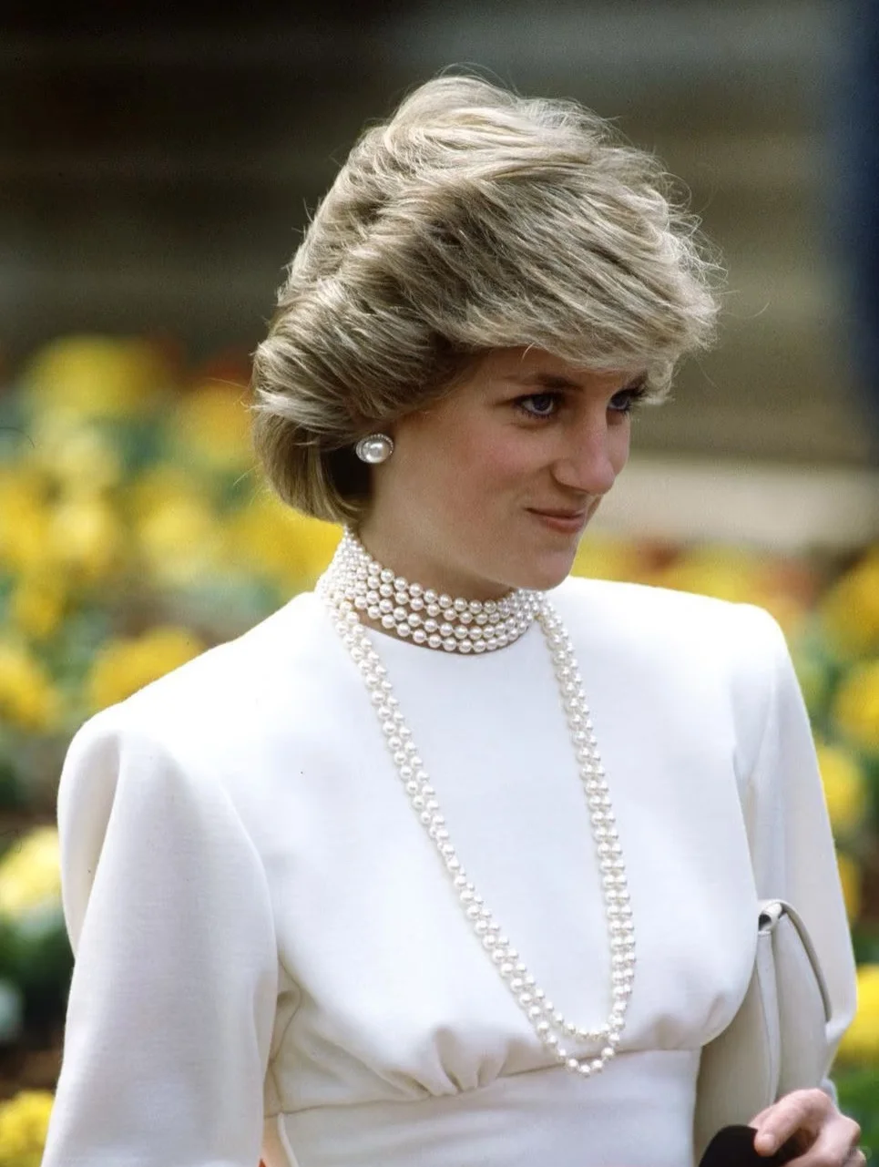 戴珍珠项链的女人