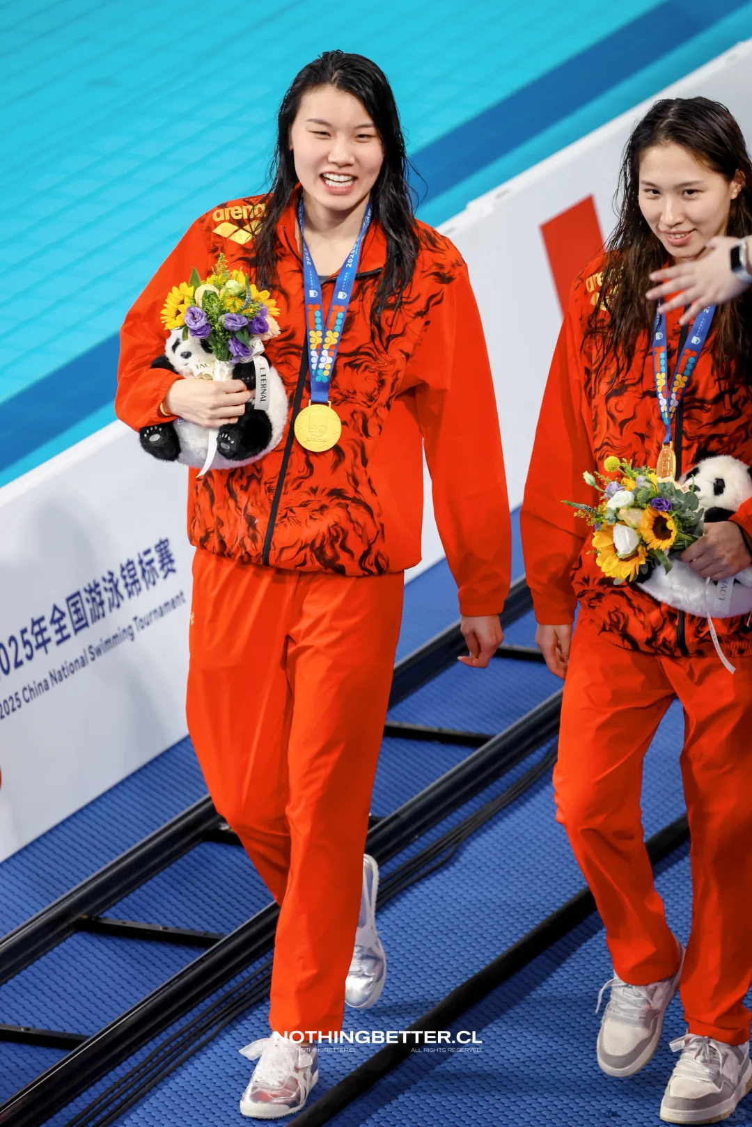 女百自接｜看 她们在笑