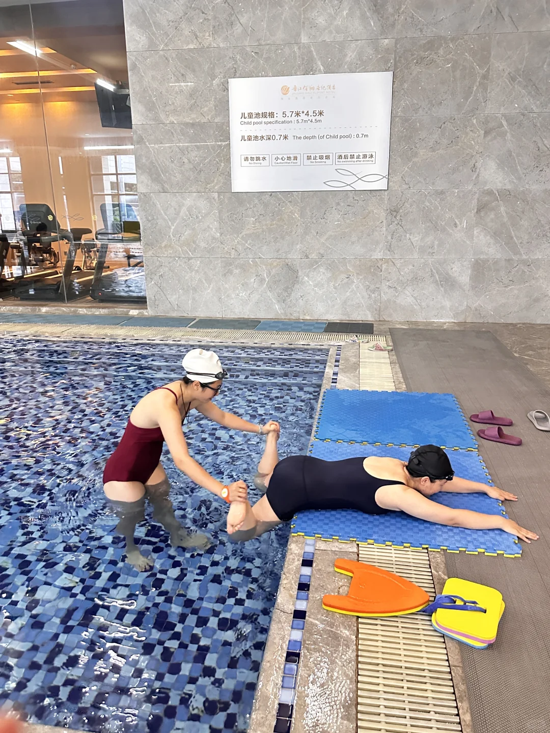 晋江女教练无痛学游泳