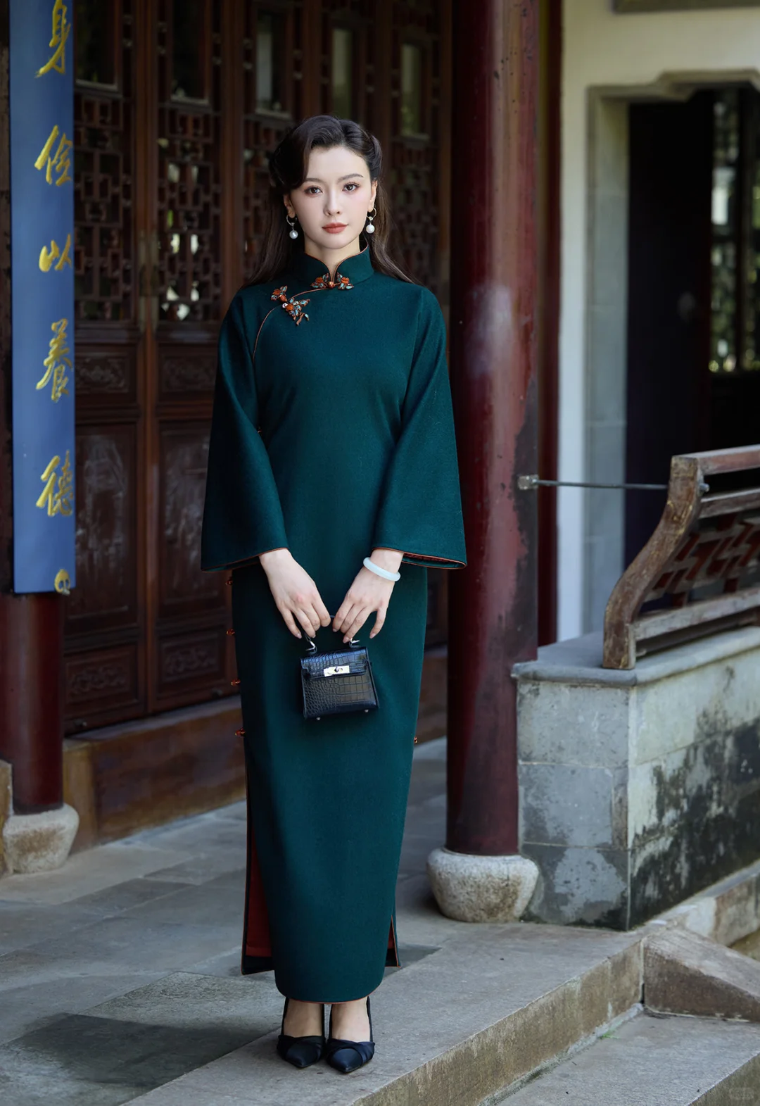 远山眉黛长，细柳腰枝袅