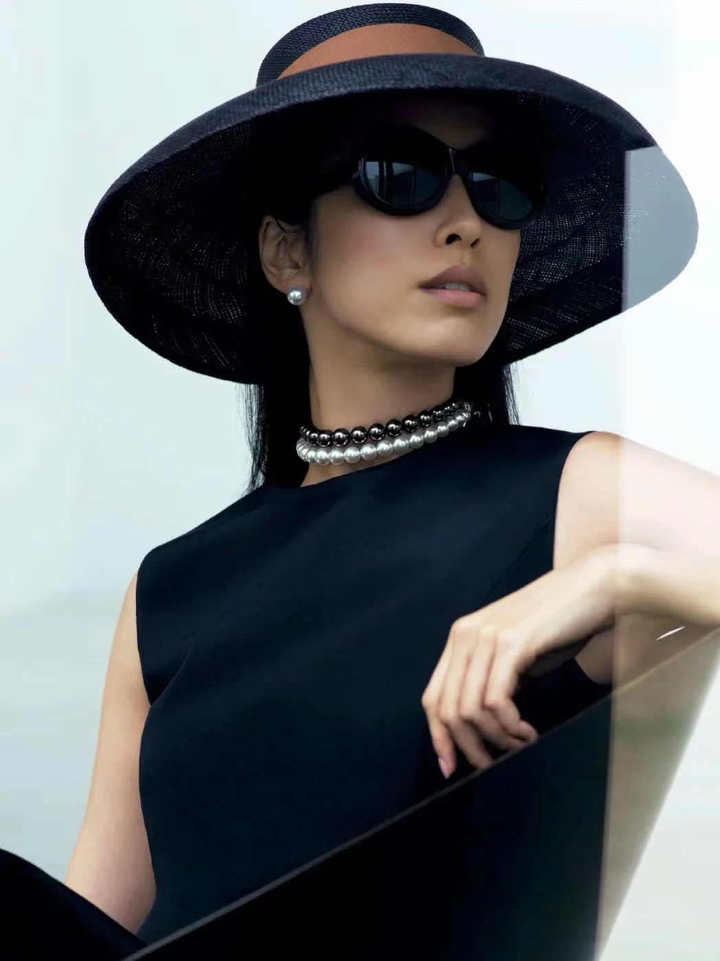 戴珍珠项链的女人