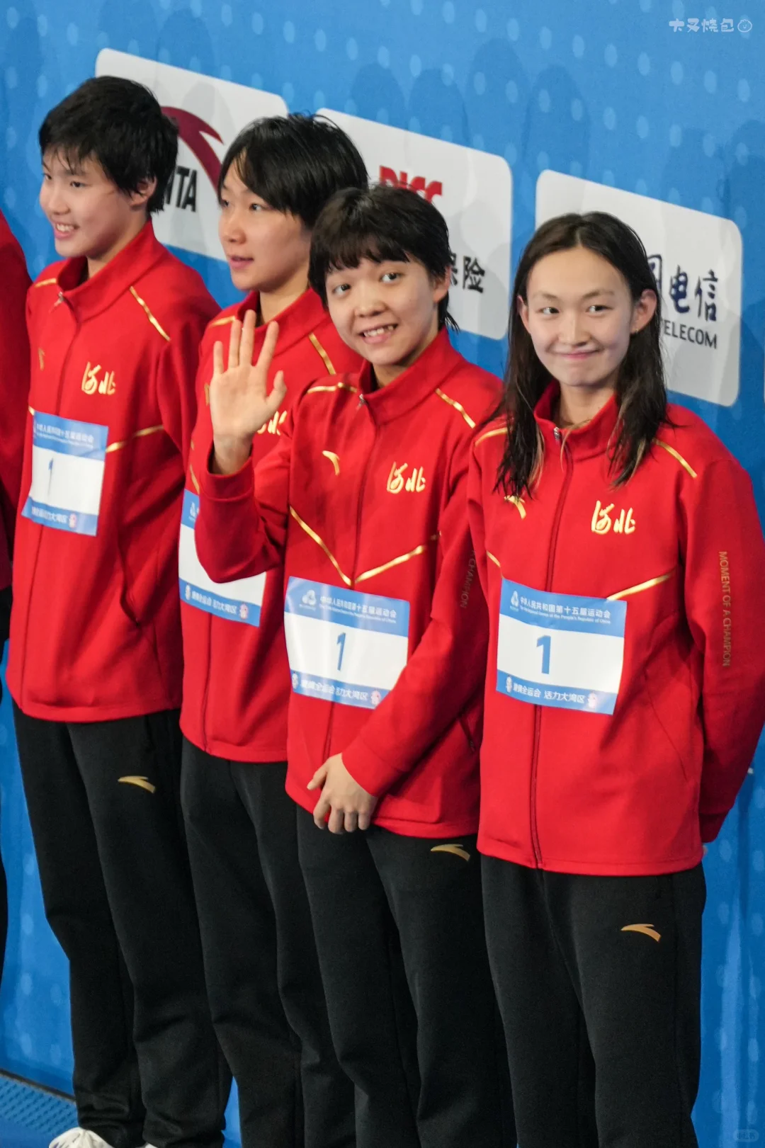 河北每次都是女教练带着泳女上台看得好爽