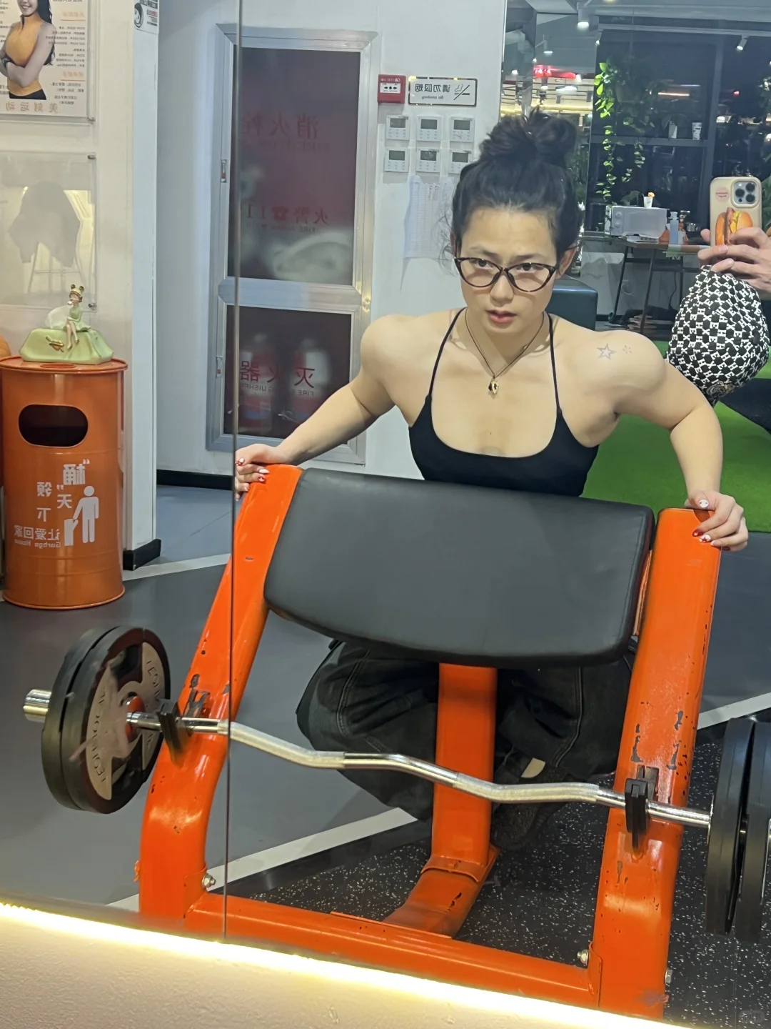 不好意思 不仅人长得爽 肩也看着爽爽的