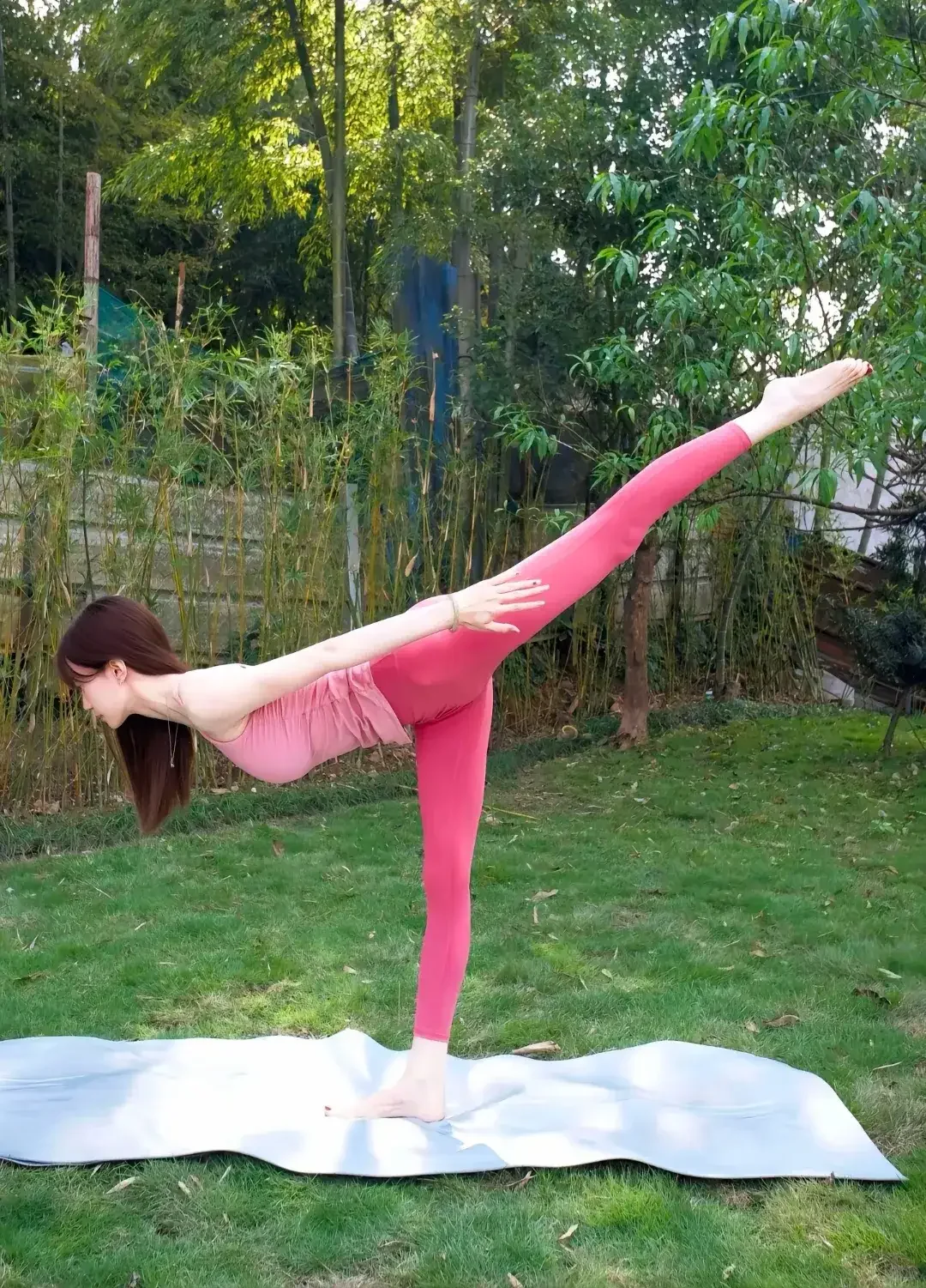 瑜伽美女，魅力非凡，体态优美，心灵宁静