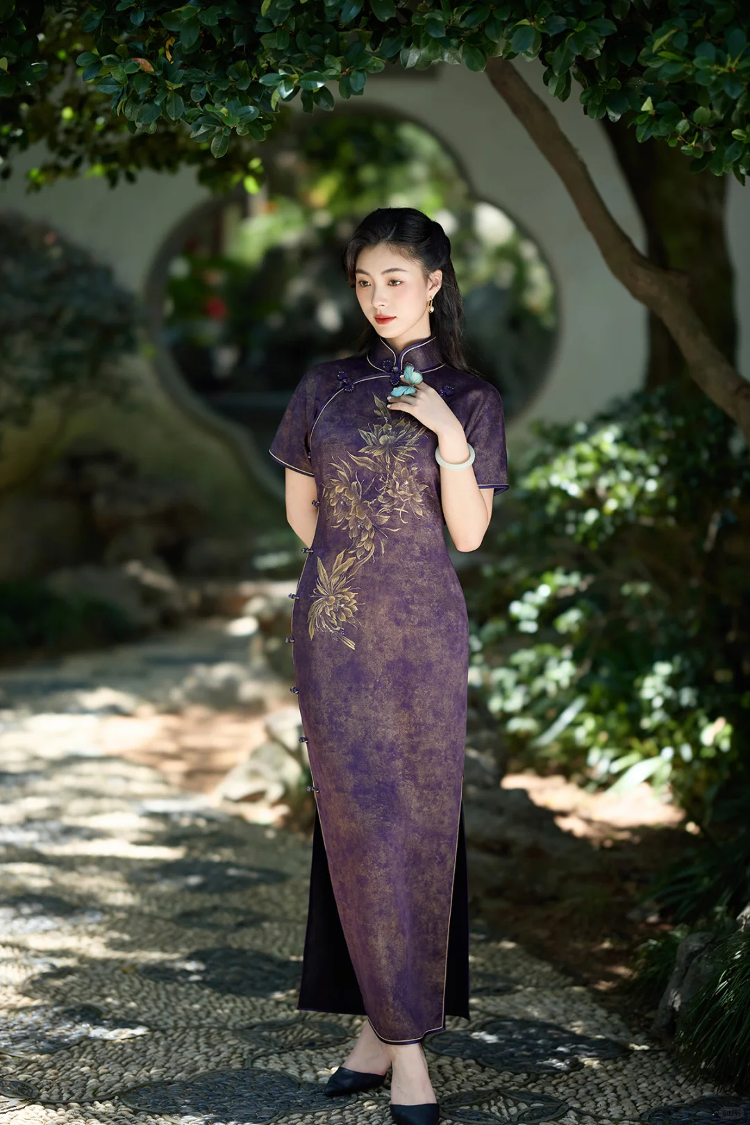 顾盼遗光彩，长啸气若兰