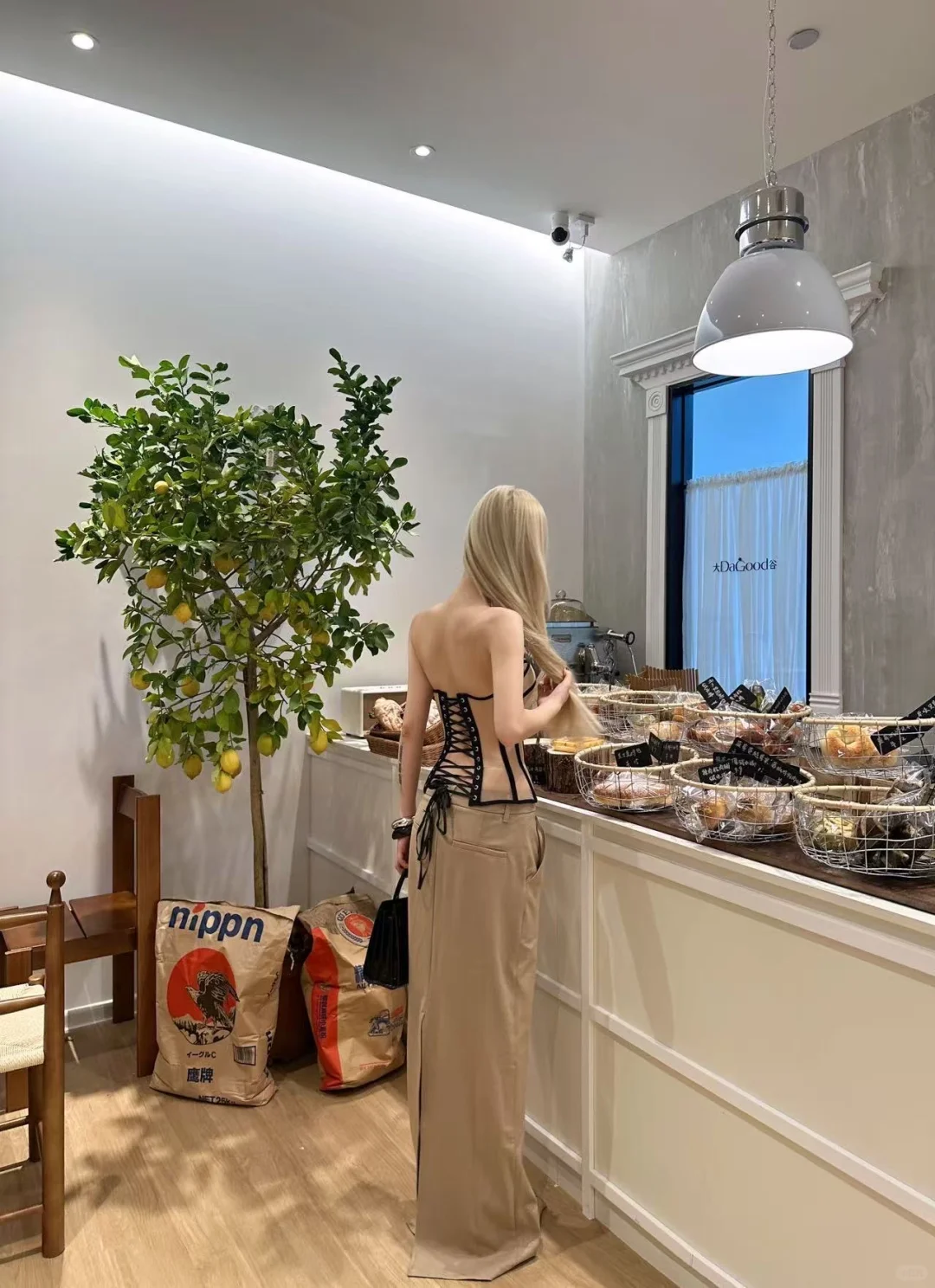 穿搭灵感｜金发和裸色胸衣的适配度