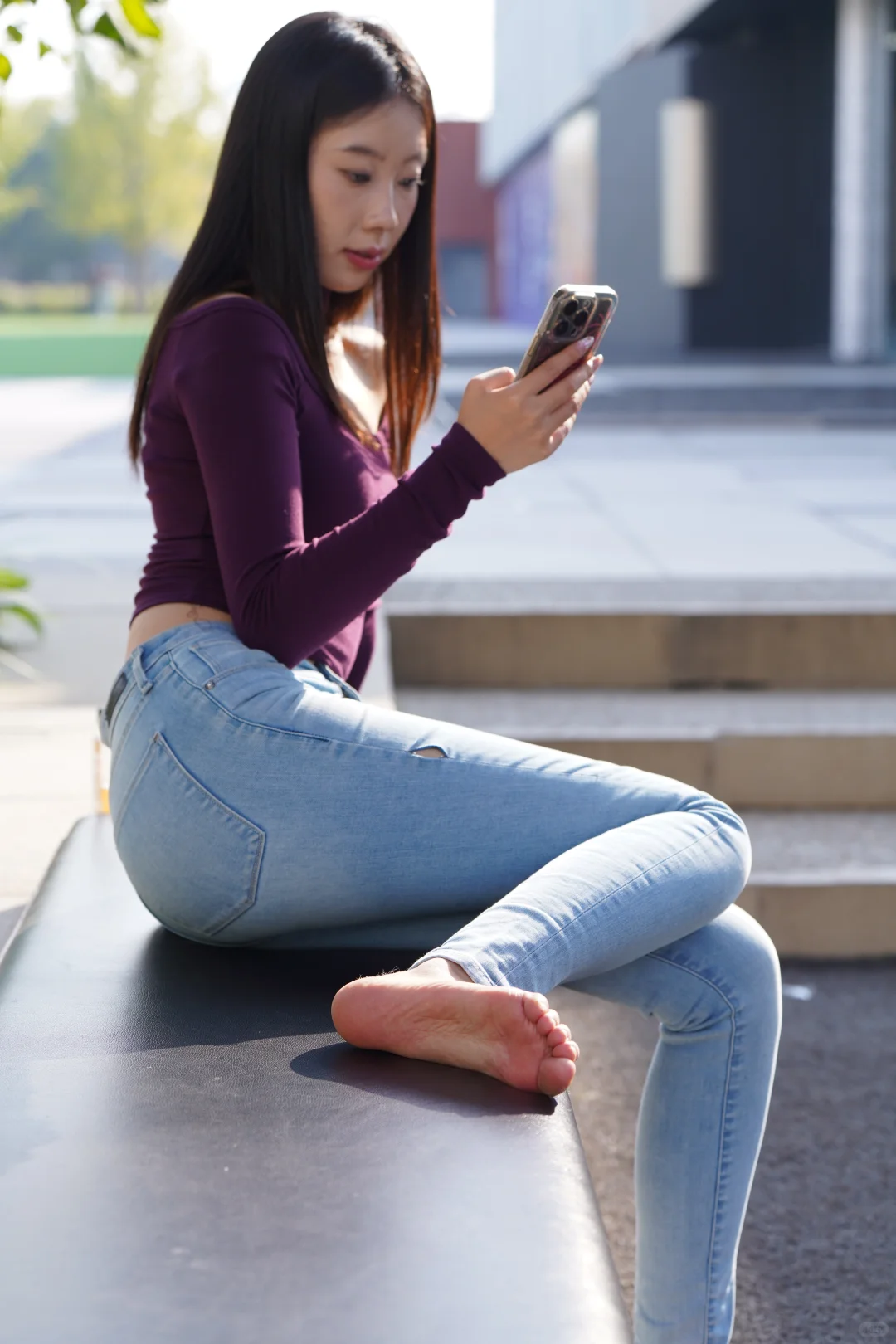 街拍美女——紫色上衣穿搭