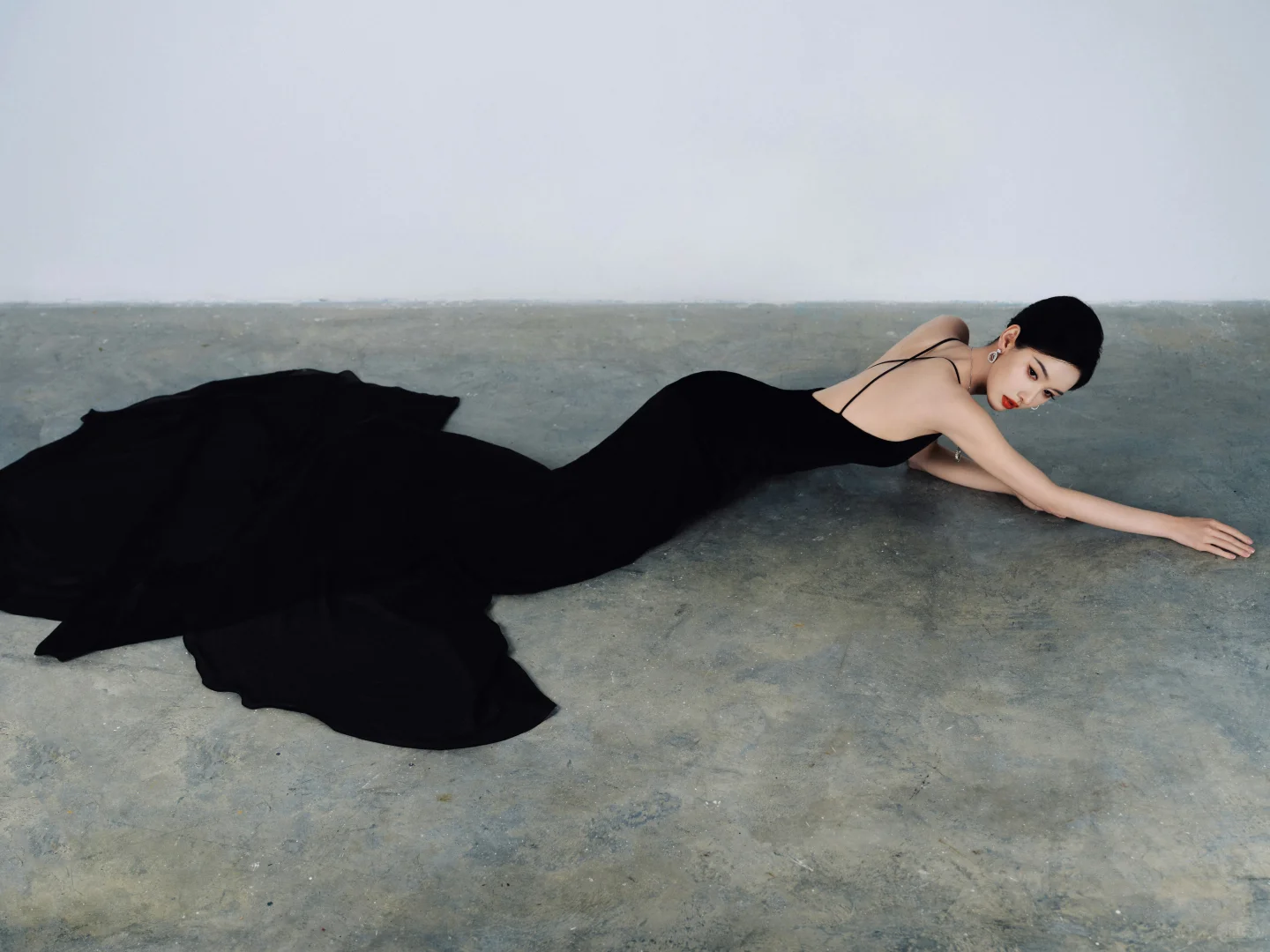 陈都灵今晚第二套造型，优雅黑天鹅即视感