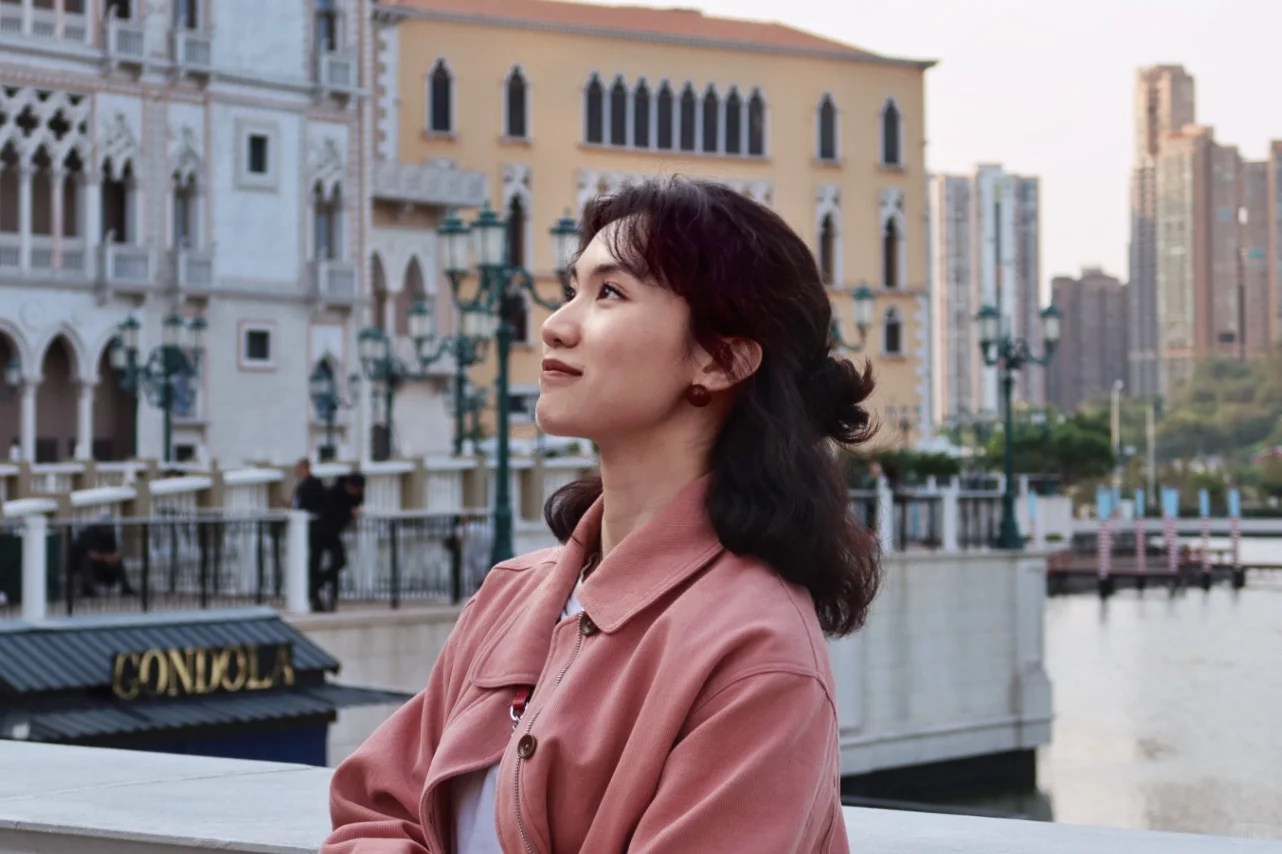 左划看健身女脱外套