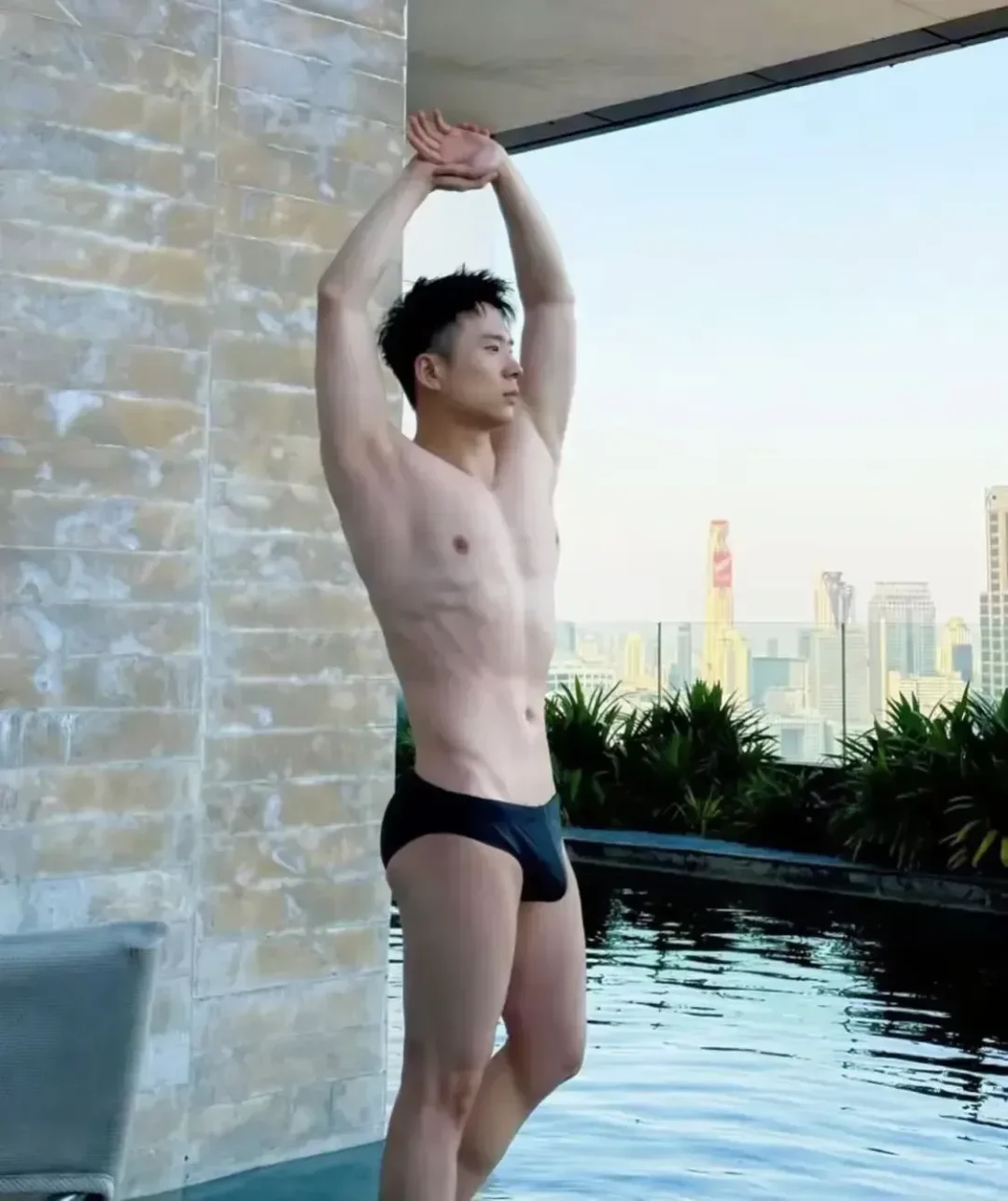 游泳池里最帅的崽谁谁谁？