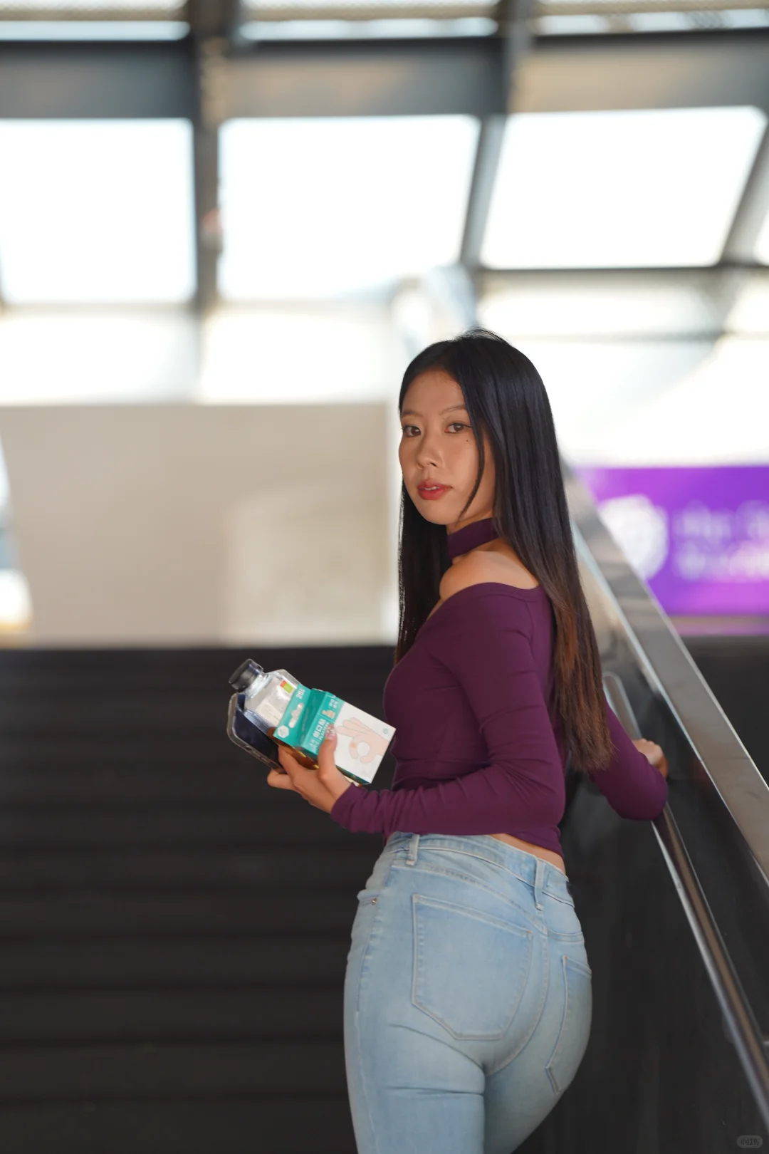 街拍美女——紫色上衣穿搭