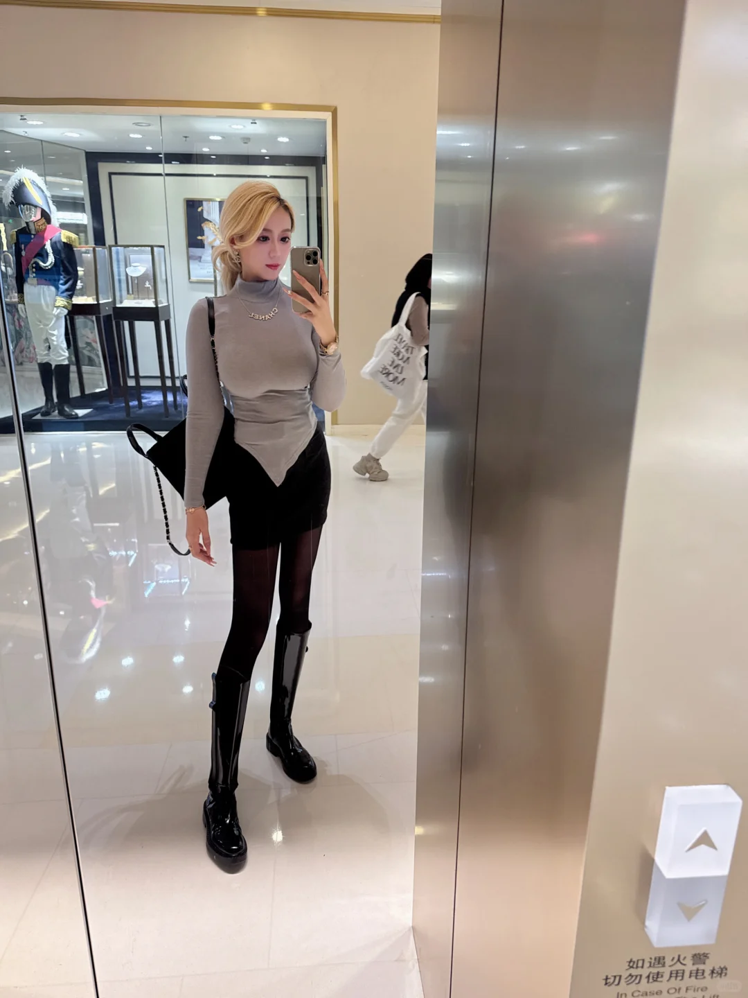 这个上衣穿上女人味都要溢出来了pdd