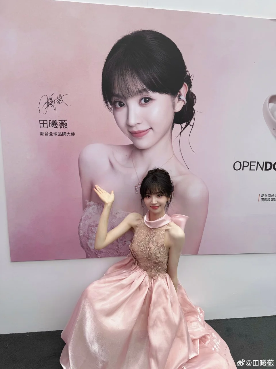 一张漂亮的脸蛋后面是一张更漂亮的脸蛋。