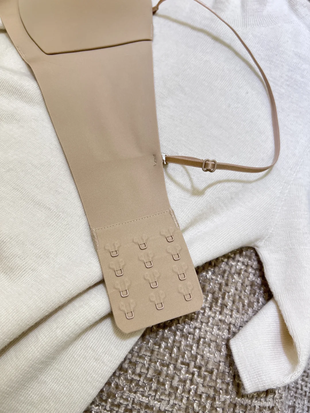 黄一白的天菜粉底液内衣我找到了！