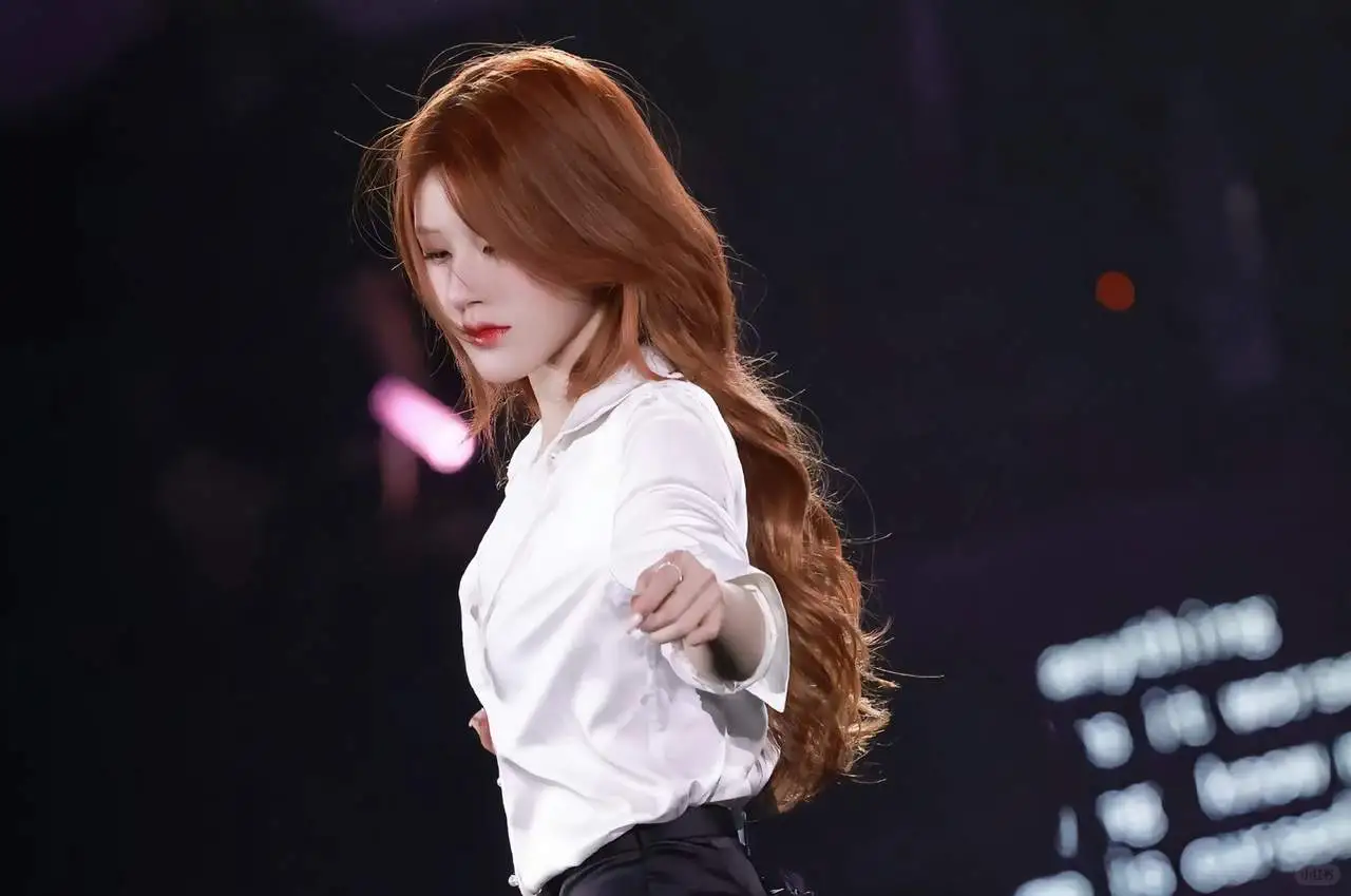 赵露思生日见面会御姐风十足简直直勾人心弦