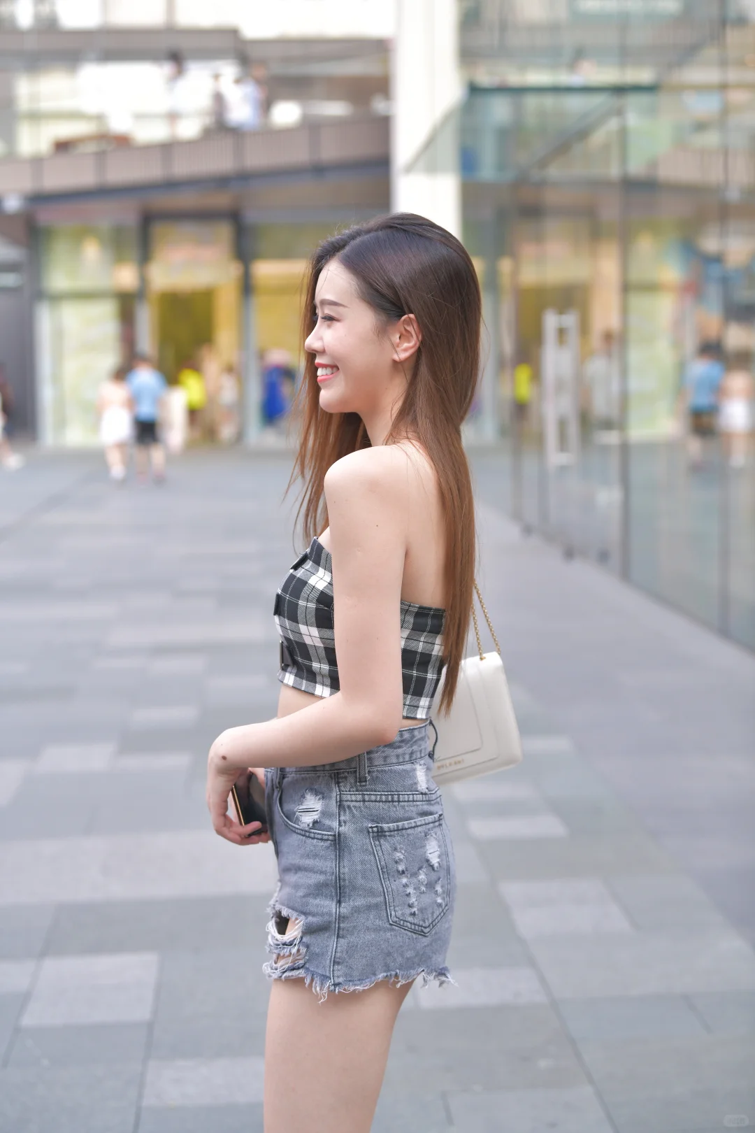 街拍美女！被这件背心穿上的夏天～☀️