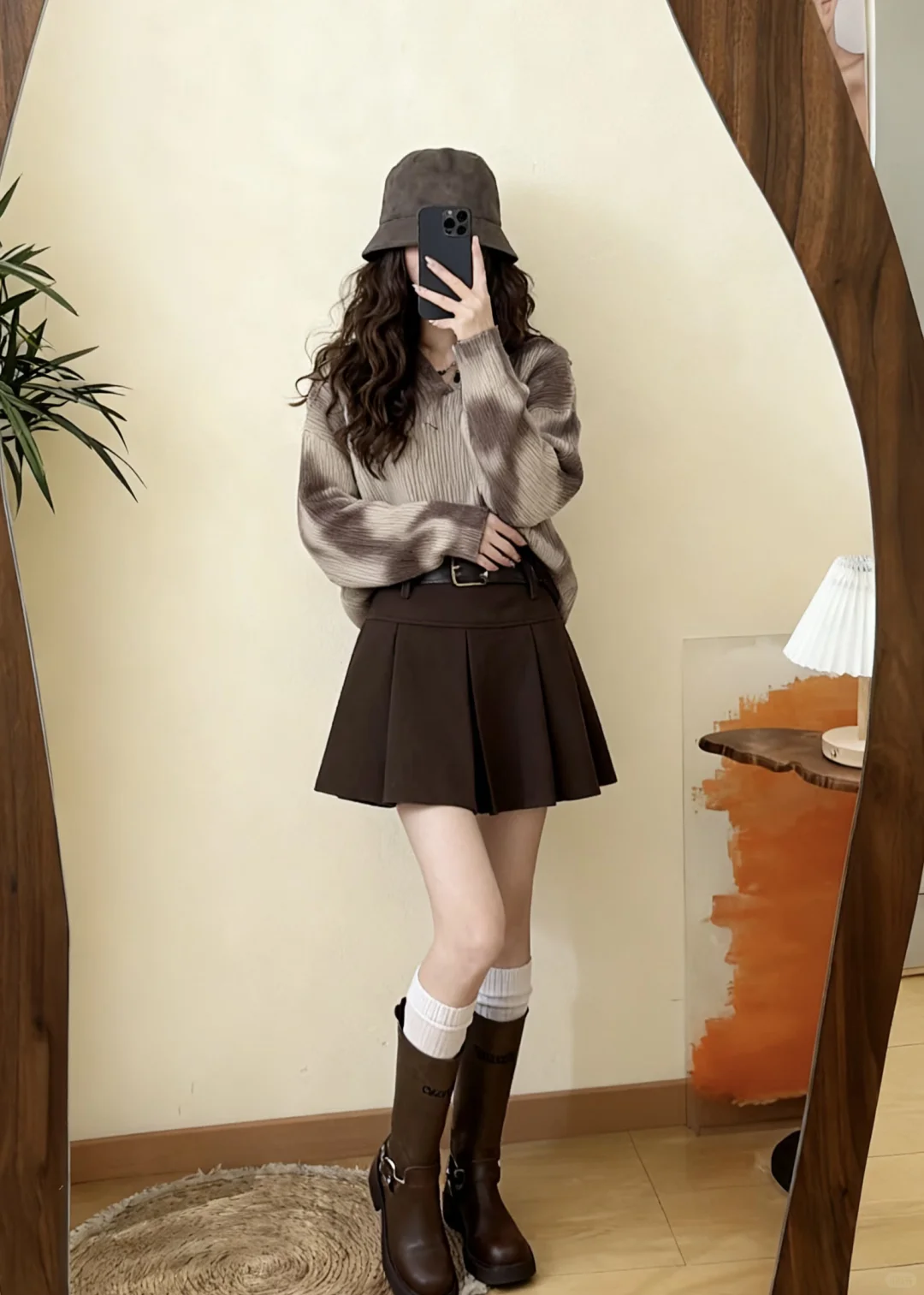 秋日棕调松弛感｜扎染毛衣+百褶裙直接美到心