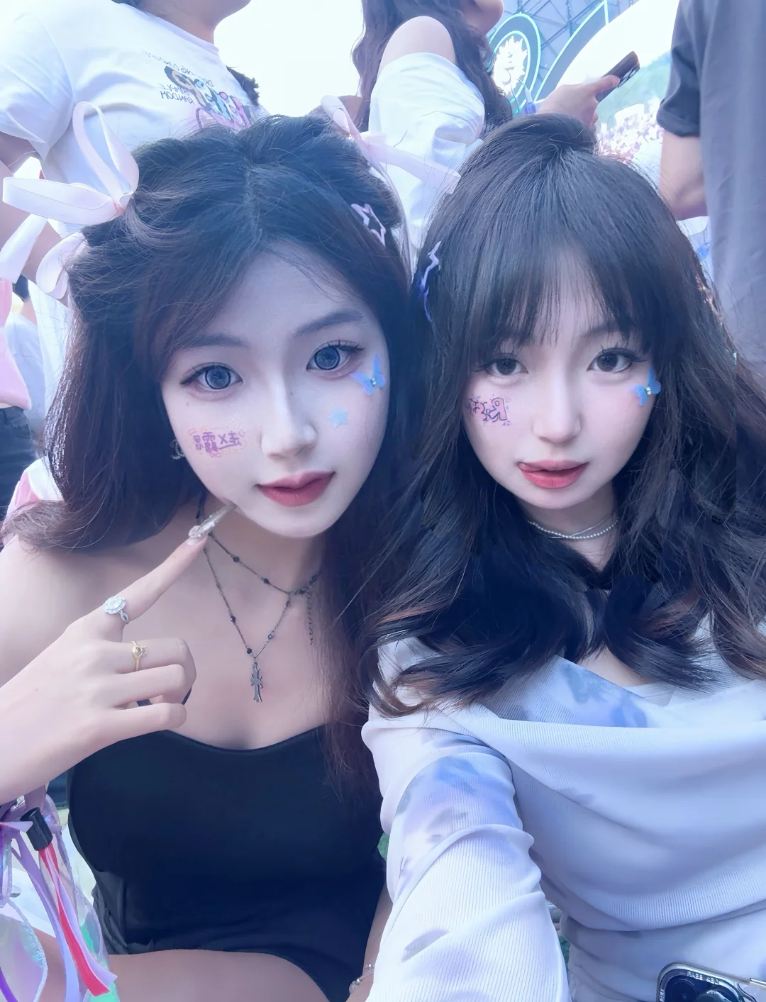 我靠 你们说像不像 第一次见闺蜜就穿的这个