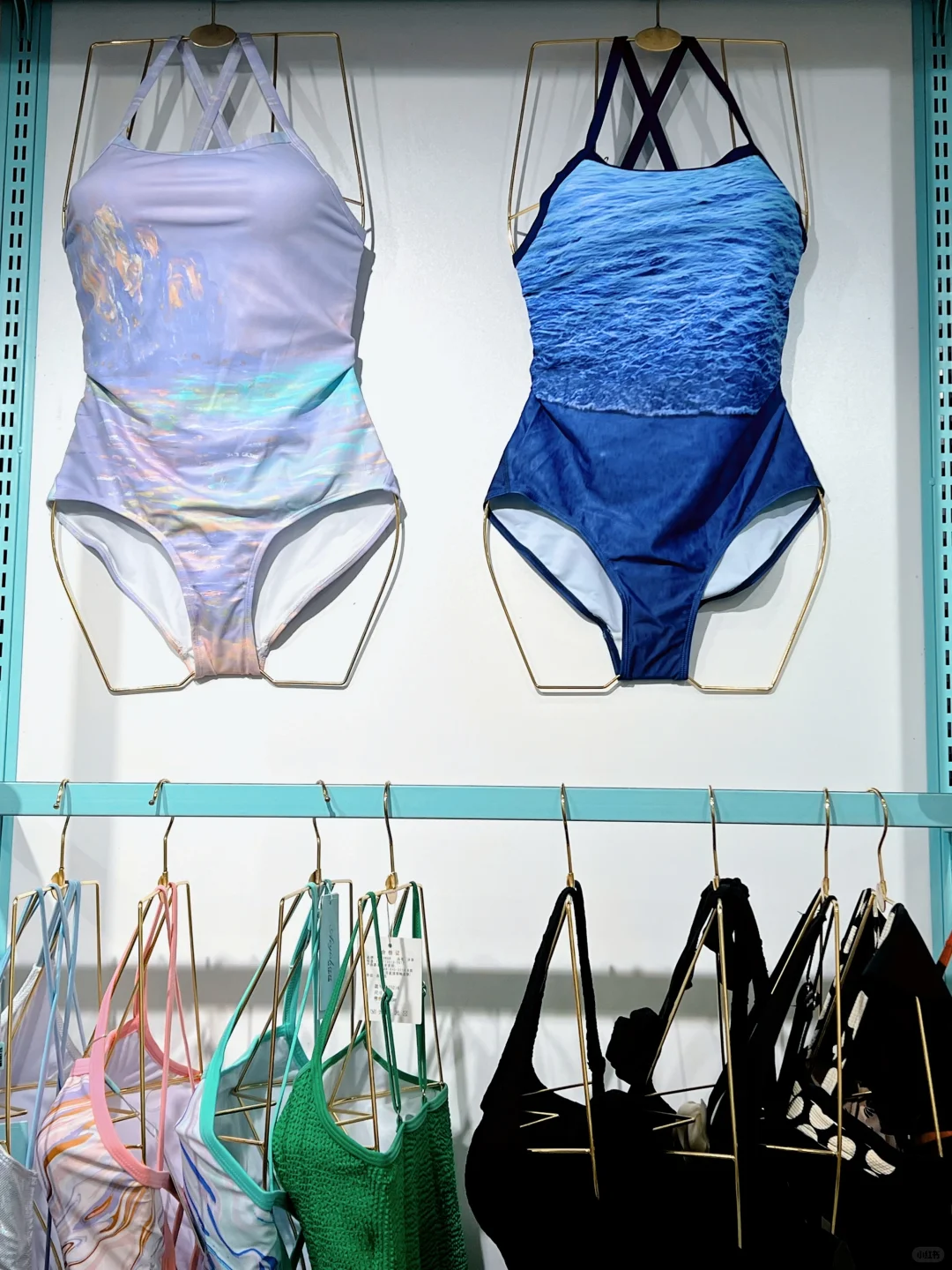 一进店就被这一整排泳衣勾走魂啦🌴
