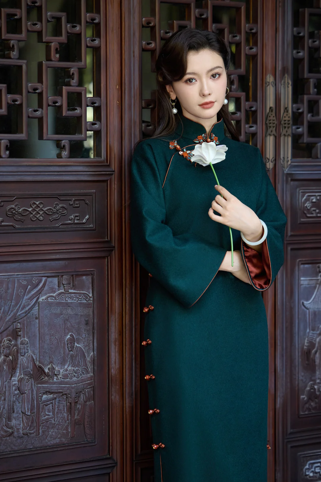 远山眉黛长，细柳腰枝袅