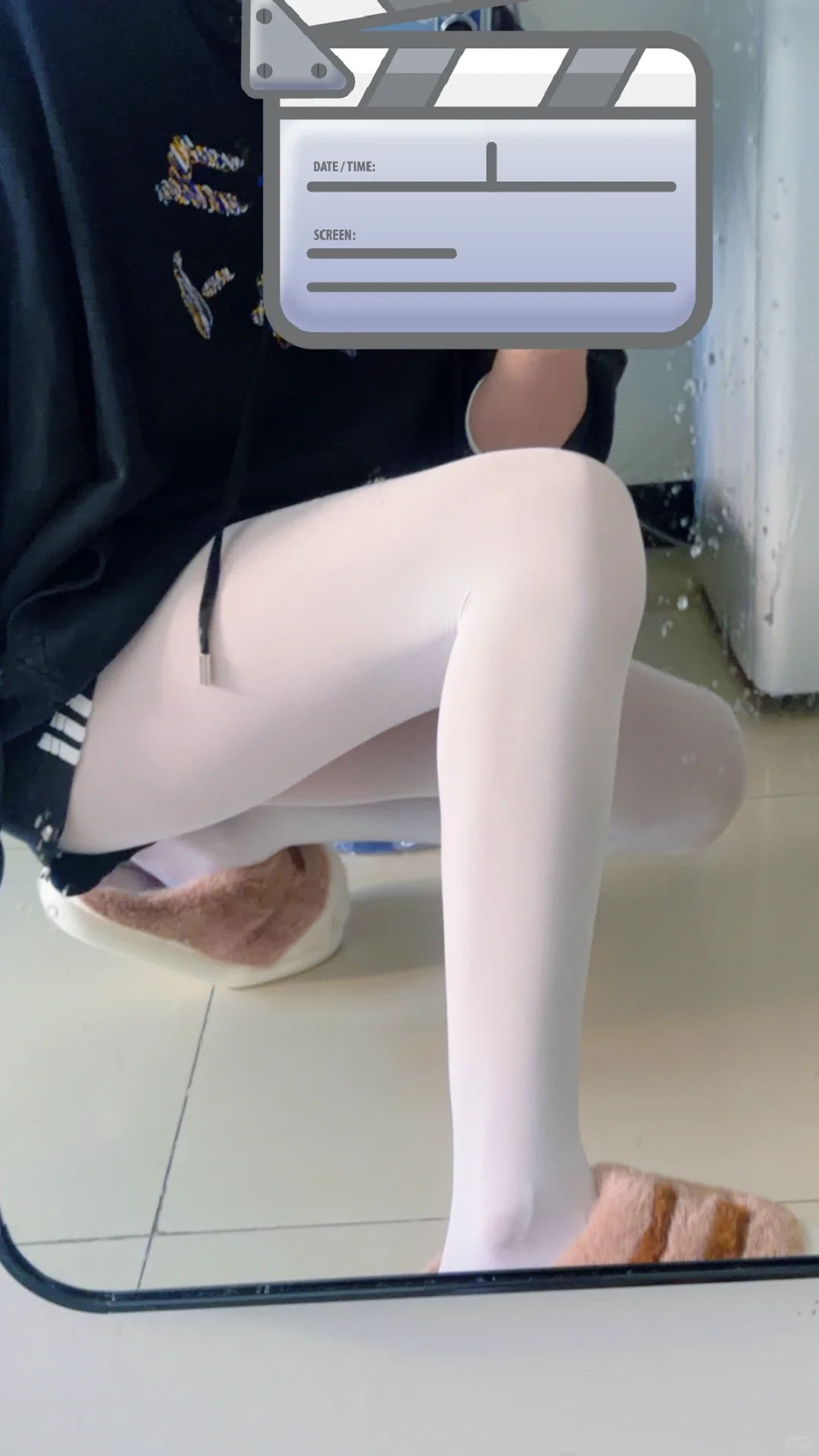 冬天不能再穿白丝了，冻腿🥹