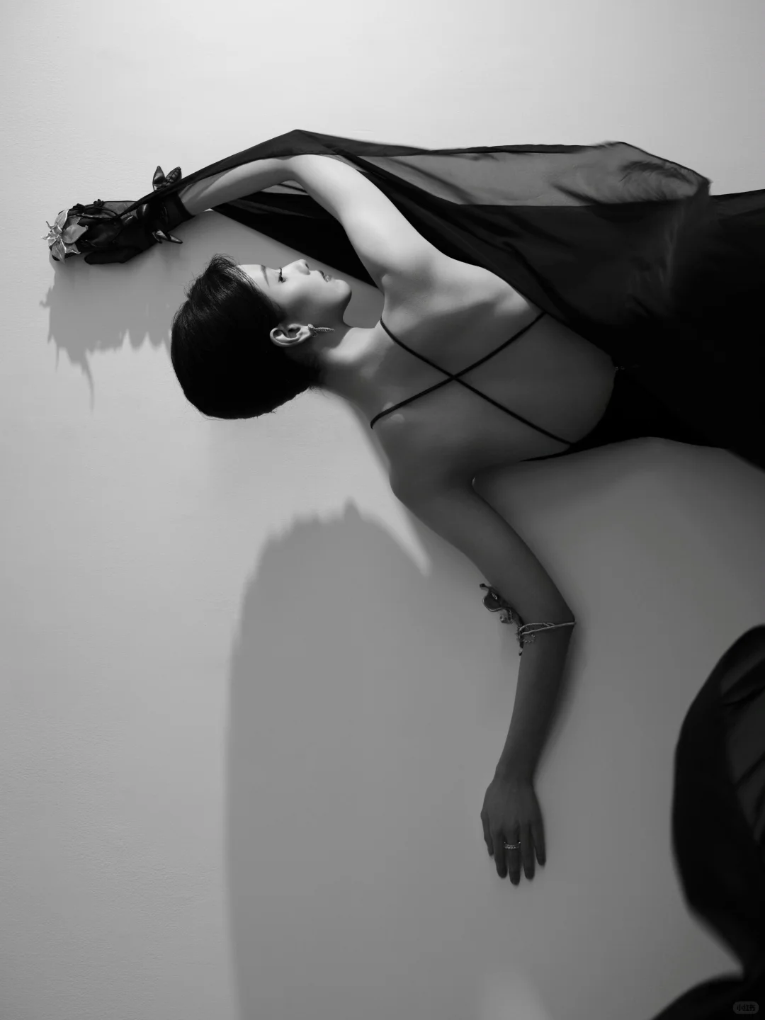 陈都灵今晚第二套造型，优雅黑天鹅即视感