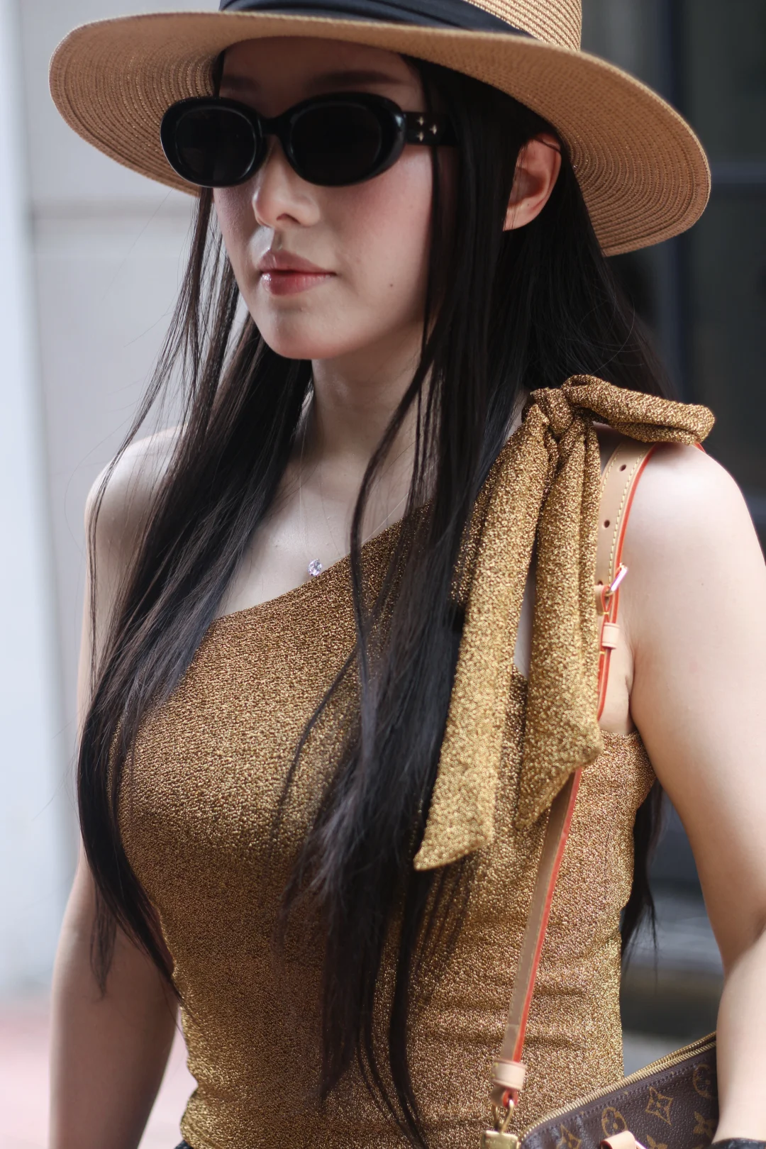 姐站在地上就是一根给世界的中指