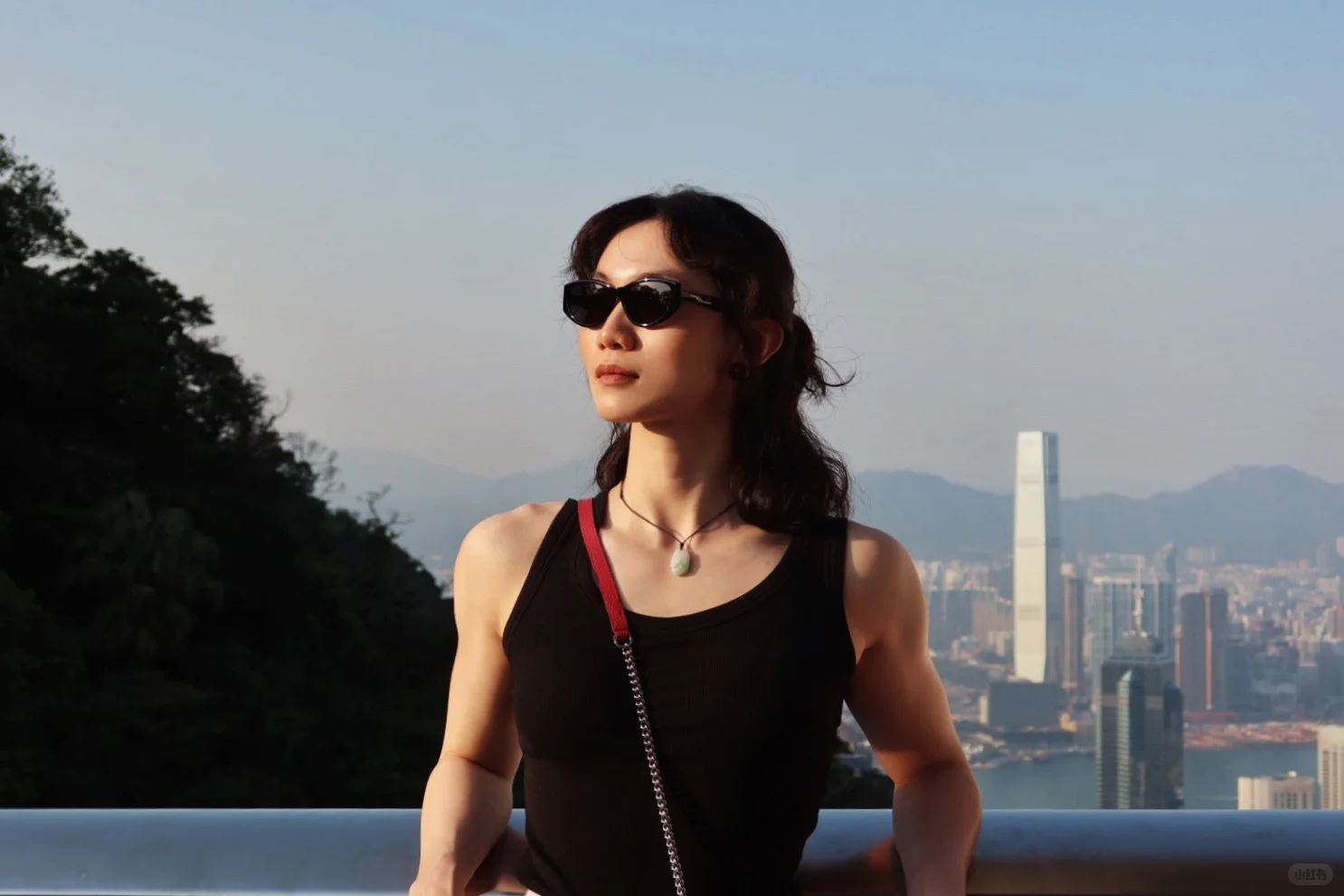 左划看健身女脱外套