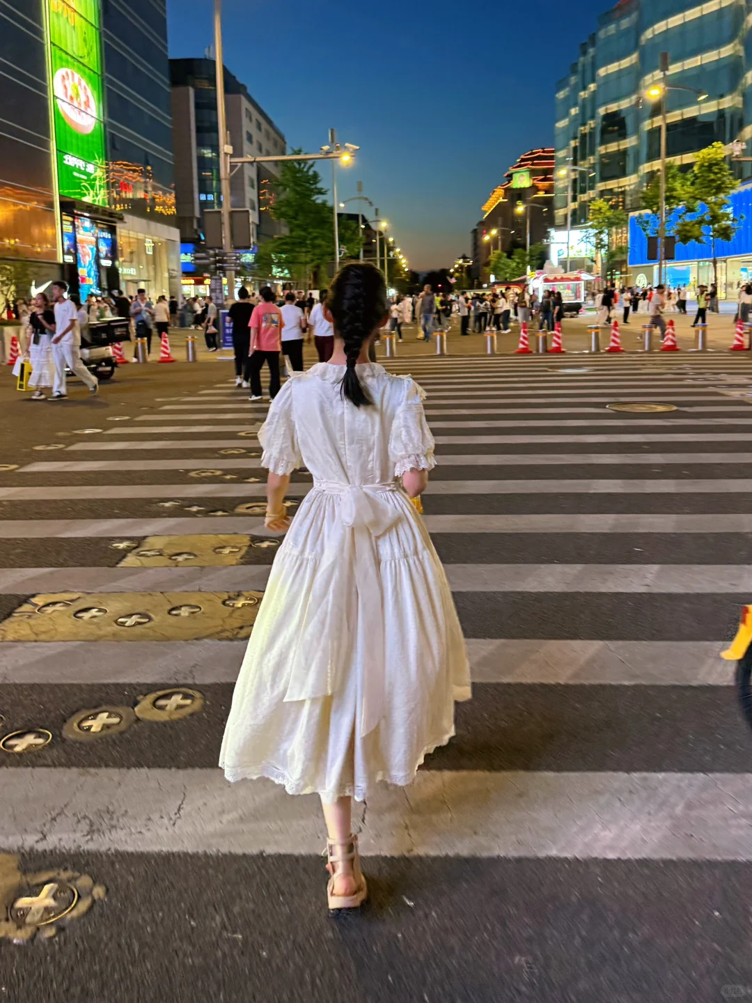 一条如此复杂…还带裙撑的连衣裙…