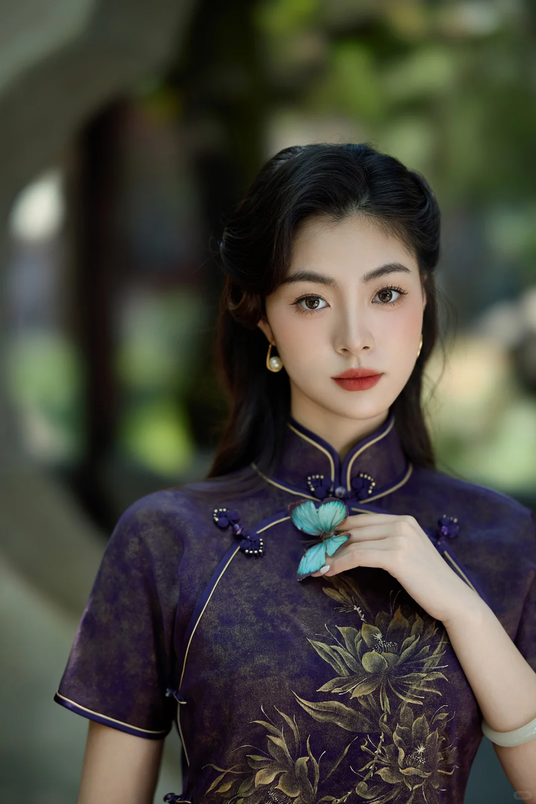 顾盼遗光彩，长啸气若兰