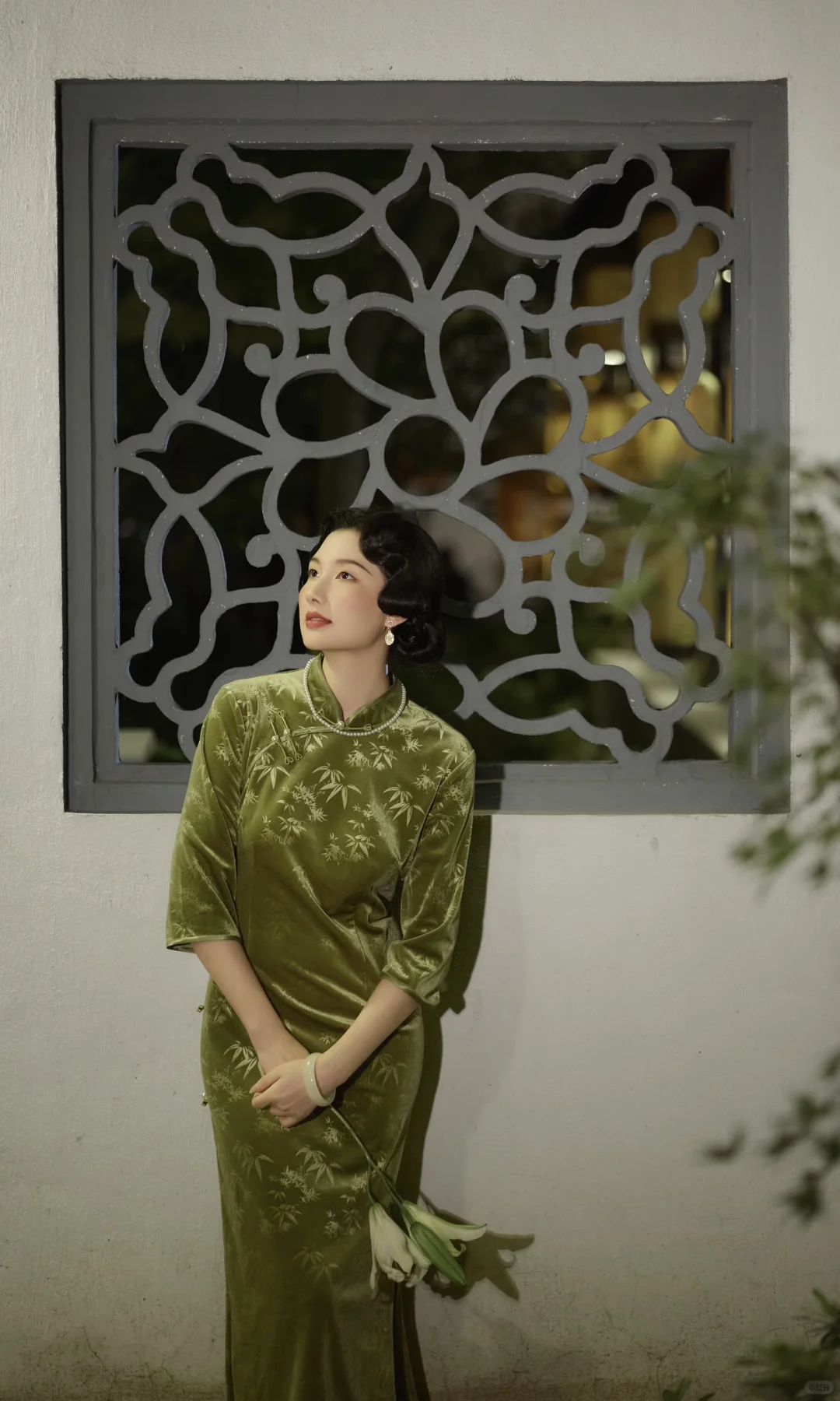 在江南写上一封信名为：青春《旗袍夜影》