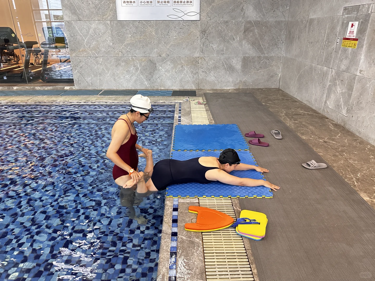 晋江女教练无痛学游泳