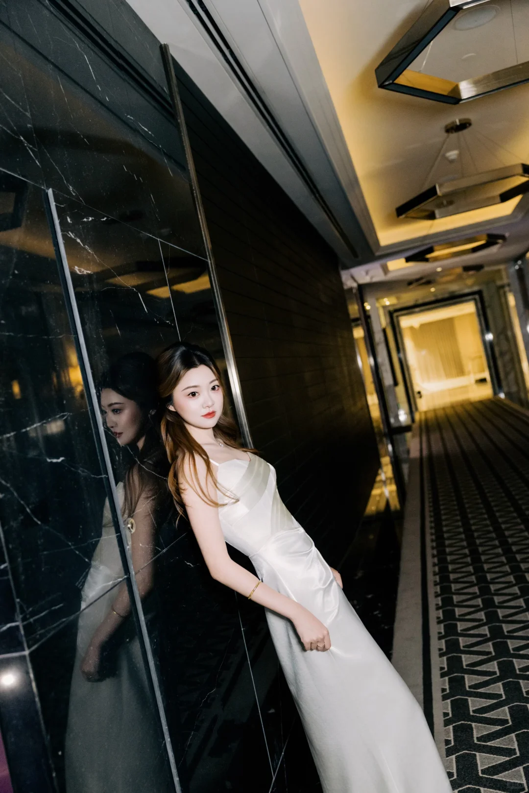 📷酒店走廊变身秀场？教你拍女明星下班神图