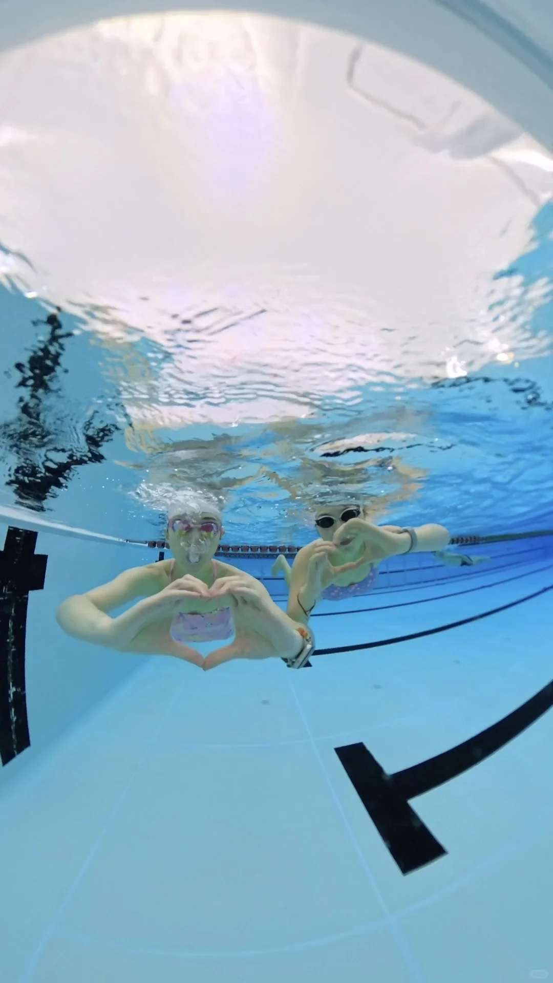 跳进泳池，我就是快乐的游泳人🏊