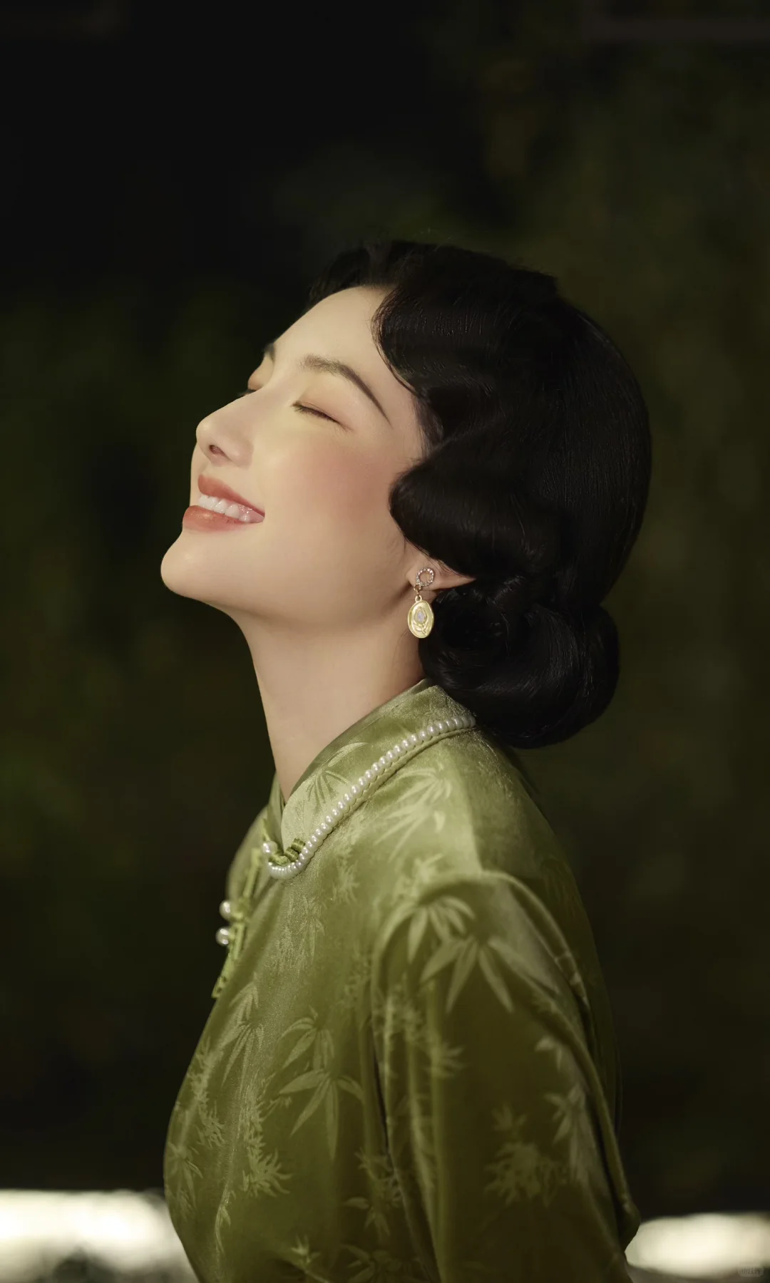 在江南写上一封信名为：青春《旗袍夜影》