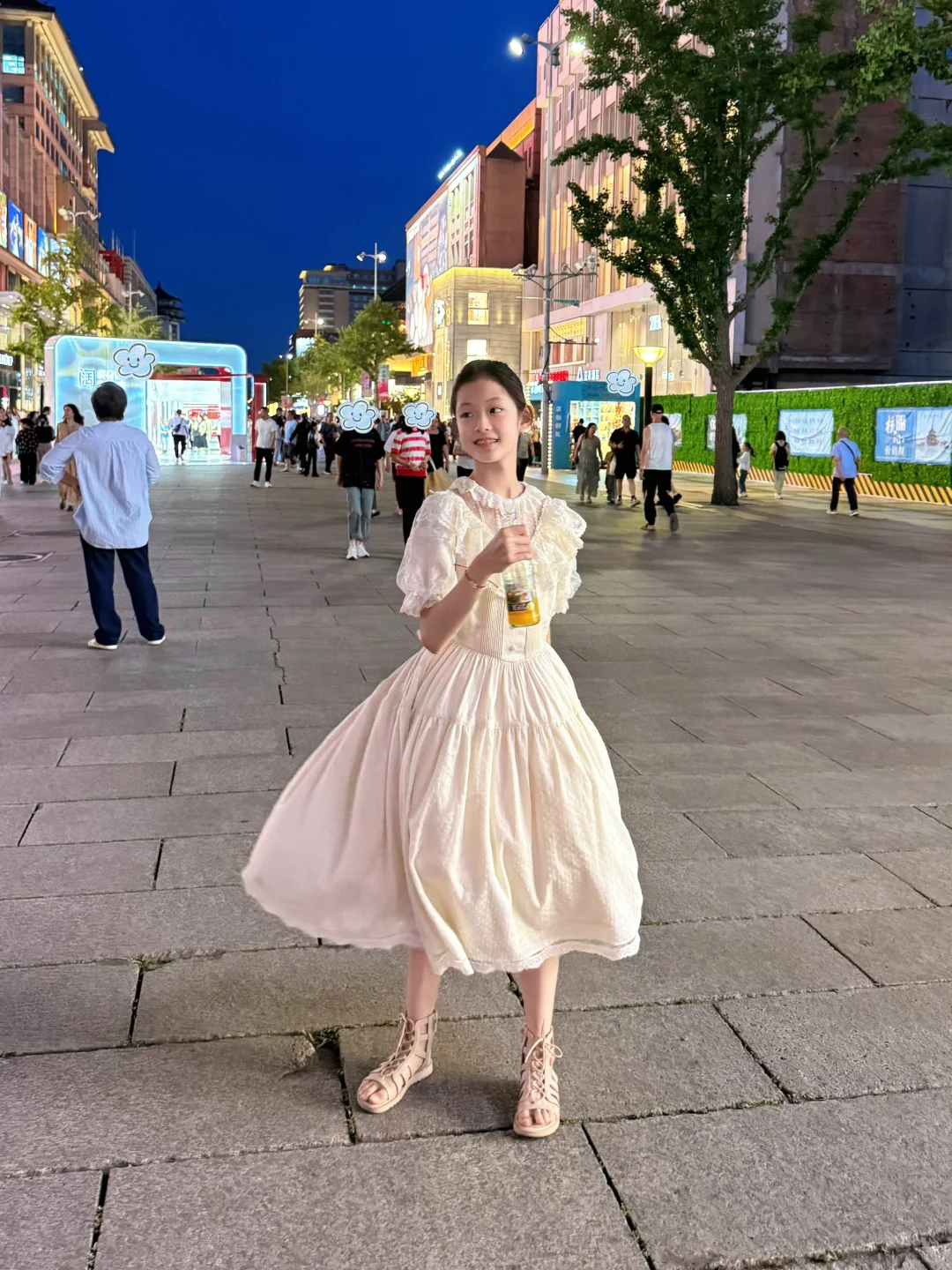 一条如此复杂…还带裙撑的连衣裙…